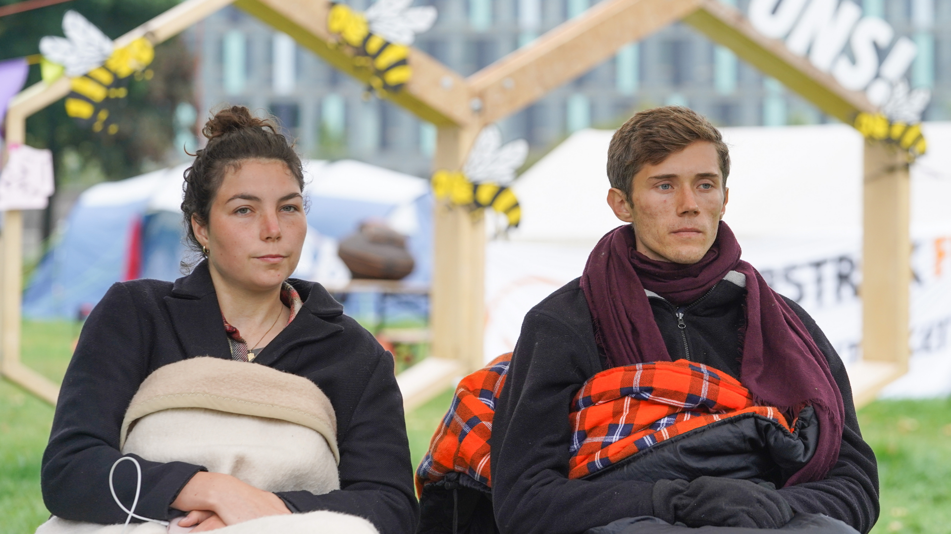 Die beiden verbliebenen Klimaaktivisten in Berlin, Lea und Henning | dpa