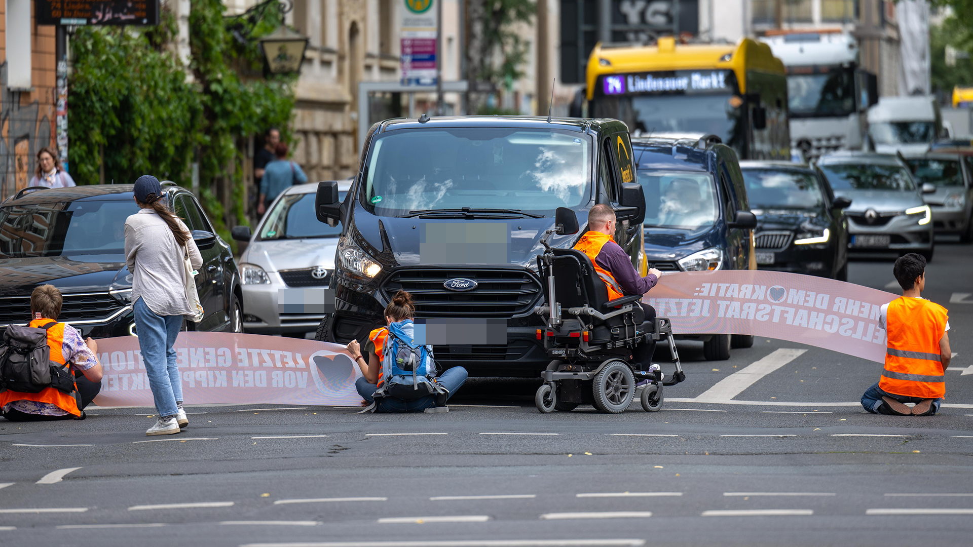 Klimaaktivisten der Gruppe "Letzte Generation" blockieren eine Straße in Leipzig.