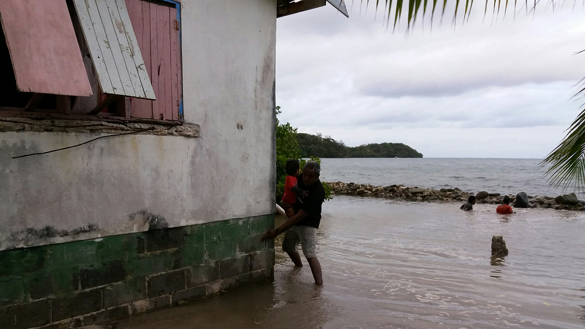 Im Dorf Narikoso auf der Fidschi-Insel Ono wurden schon mehrere Häuser umgesetzt, weil der  Meeresspiegel steigt | WDR