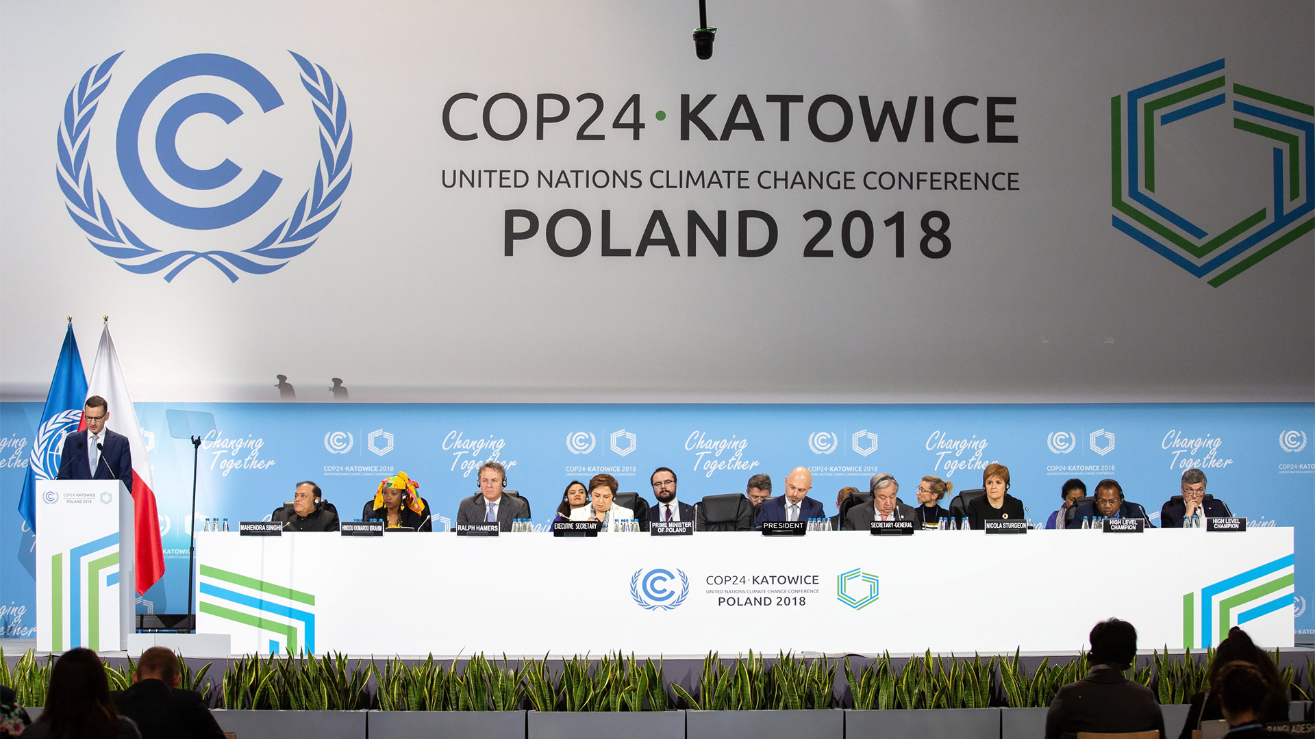 Mateusz Morawiecki (l), Premierminister von Polen, hält während des Weltklimagipfels eine Rede | Bildquelle: dpa