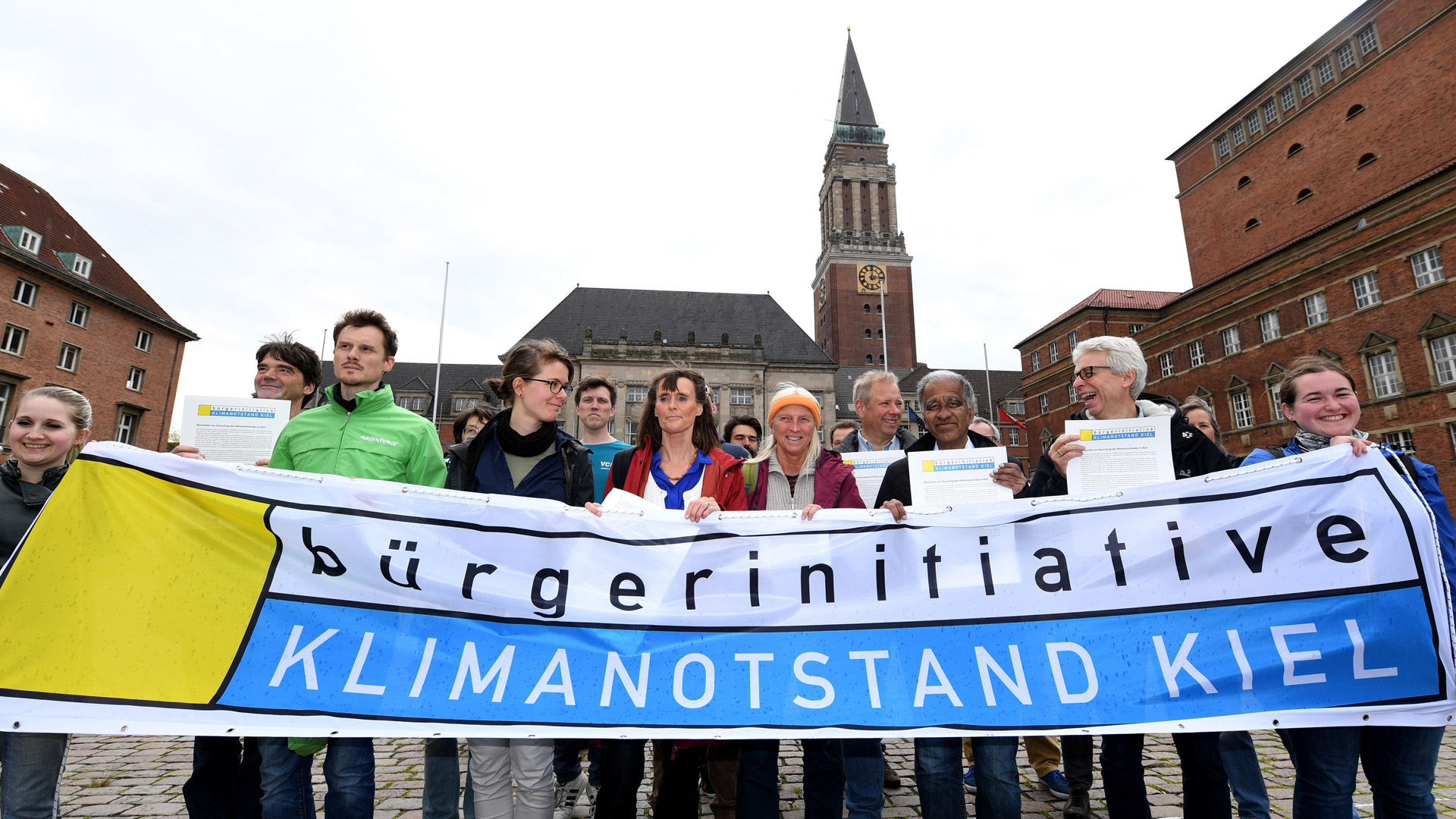 Mitglieder der Bürgerinitiative "Klimanotstand Kiel" vor dem Rathaus der Stadt. | dpa
