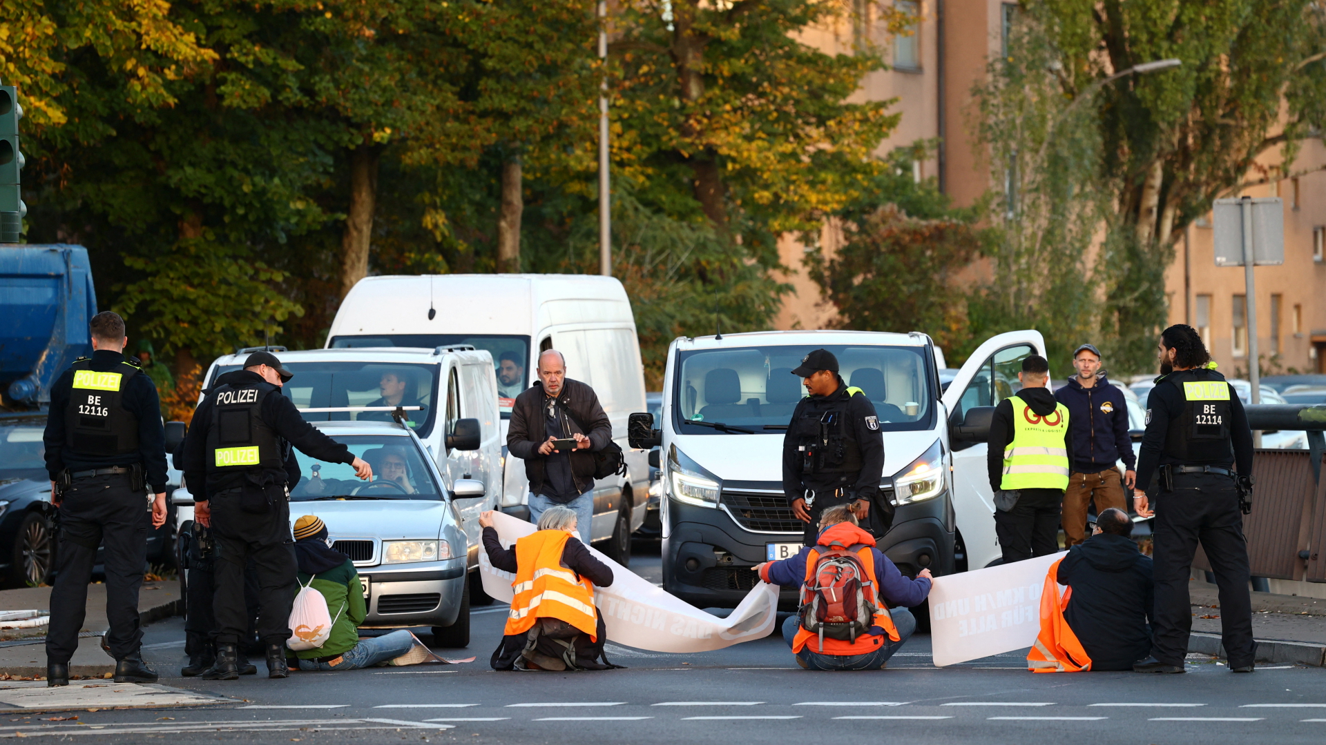 Klimaprotest durch Straßenblockade in Berlin. | REUTERS