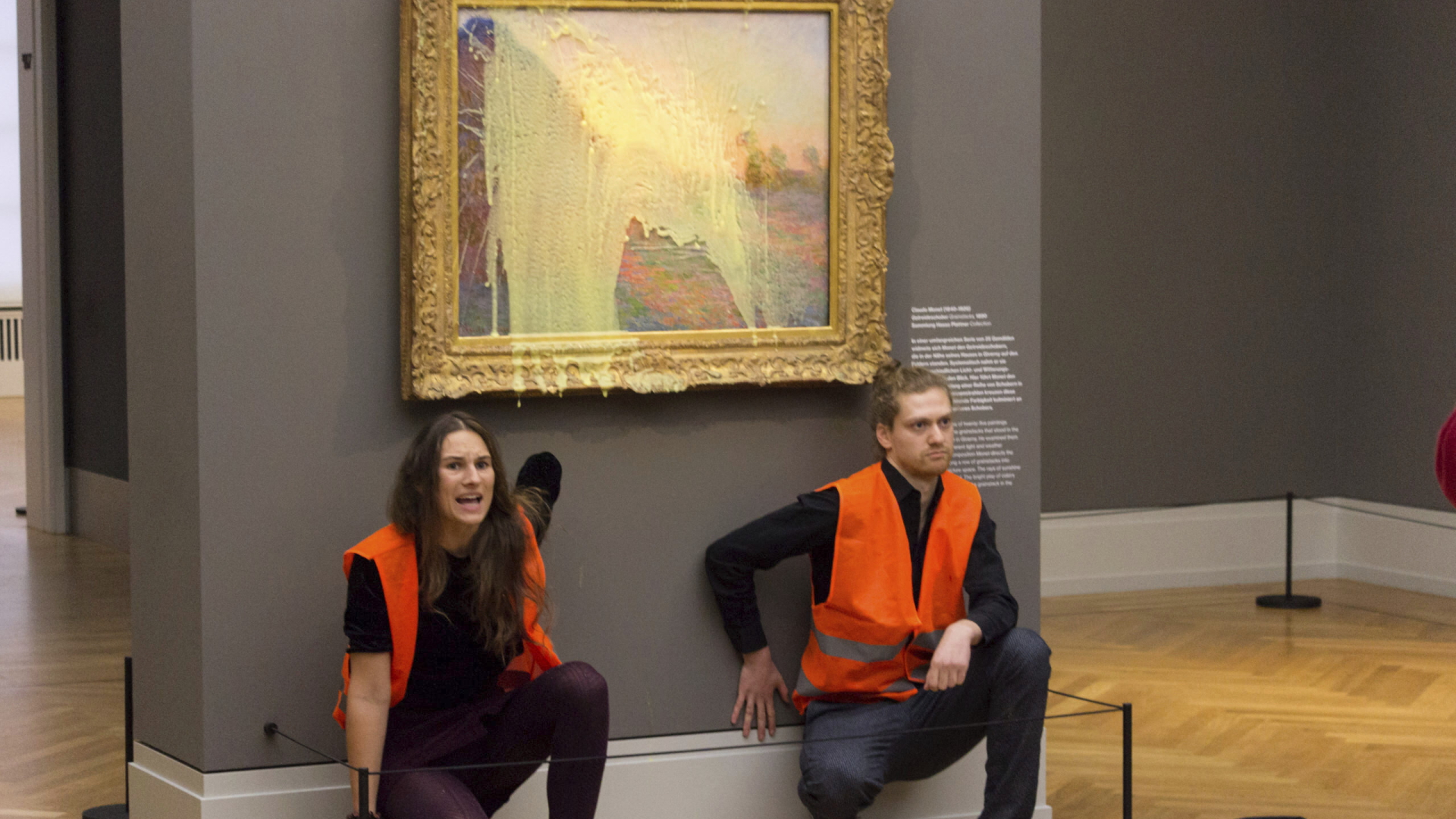 Klimaaktivisten vor beschmierten Monet-Bild im Museum Barberini in Berlin | AP