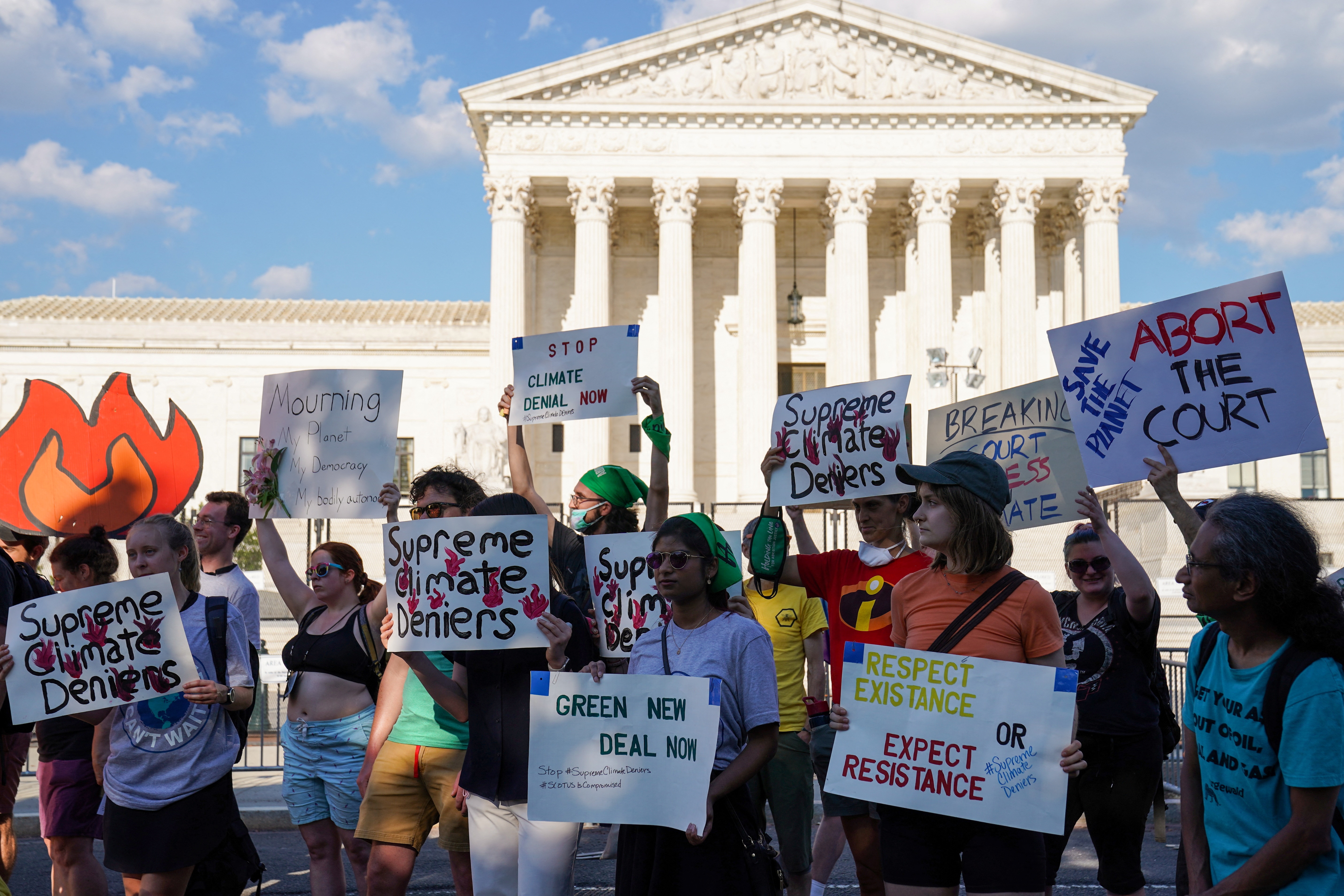 Klimaschützer protestieren vor dem Supreme Court in Washington D.C. | REUTERS