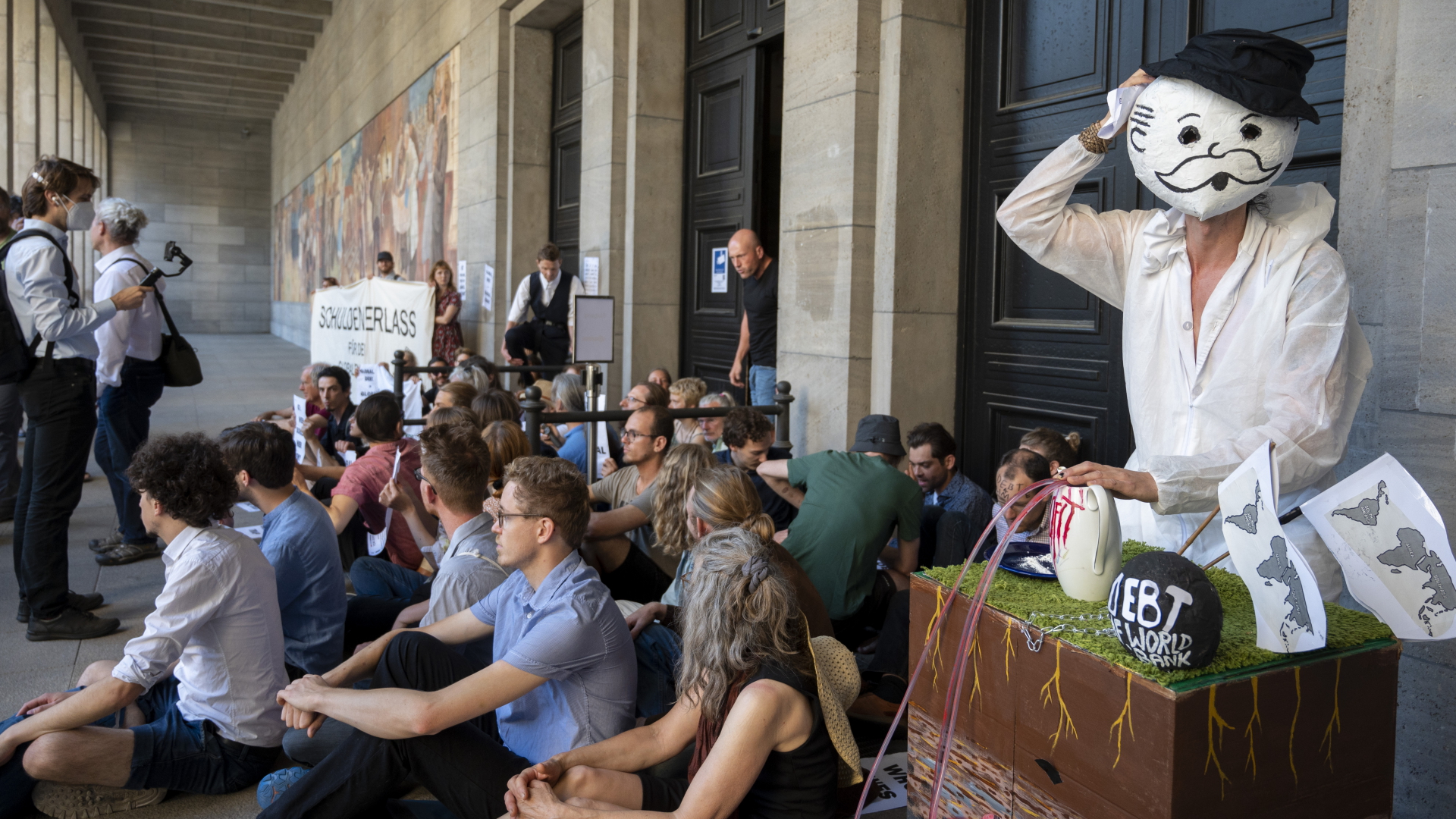 Klimaschützer blockieren den Eingang zum Finanzministerium in Berlin | dpa