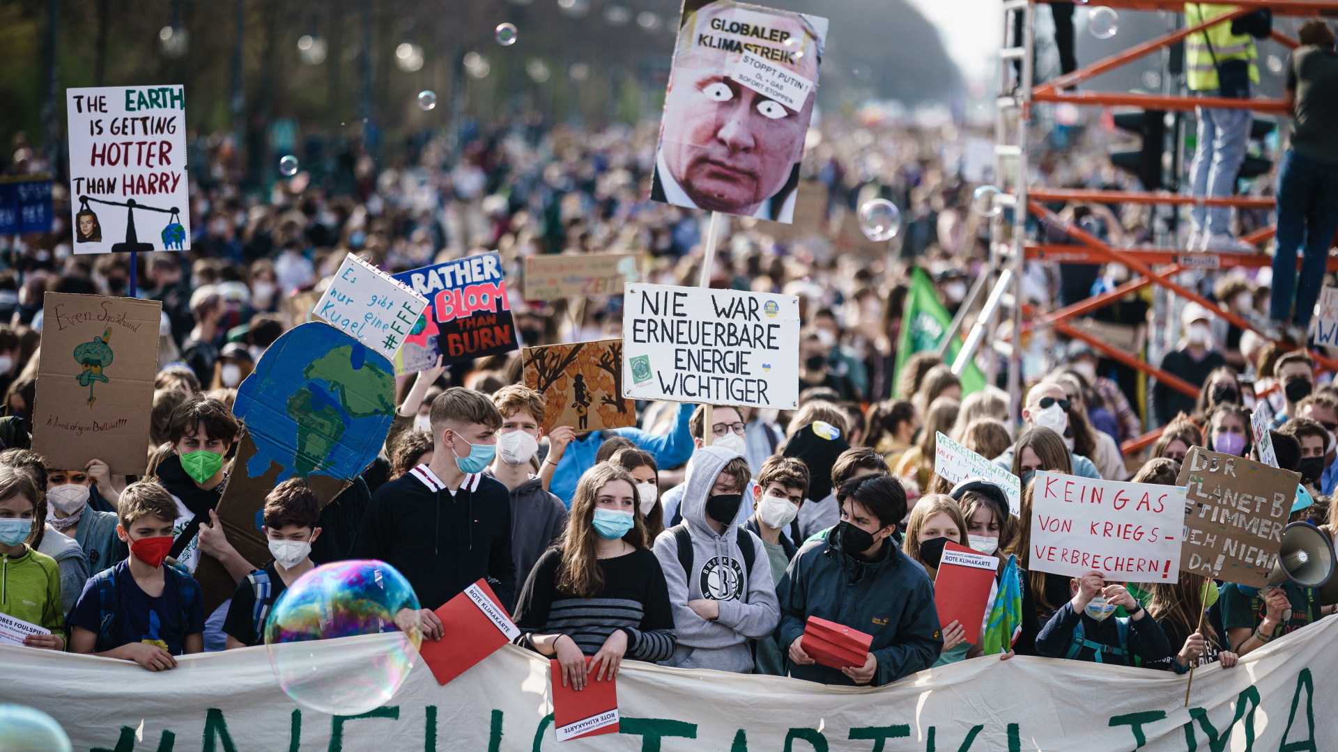 Demonstrierende in Berlin mit diversen Plakaten und Bannern. | EPA