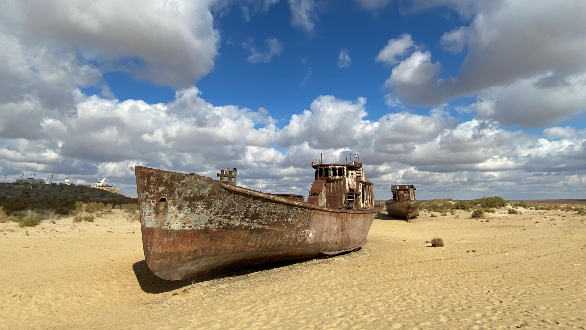 Rostige Schiffe liegen im Sand der früheren usbekischen Hafenstadt Mujnak, aus der sich das  Wasser schon vor Jahrzehnten zurückgezogen hat.