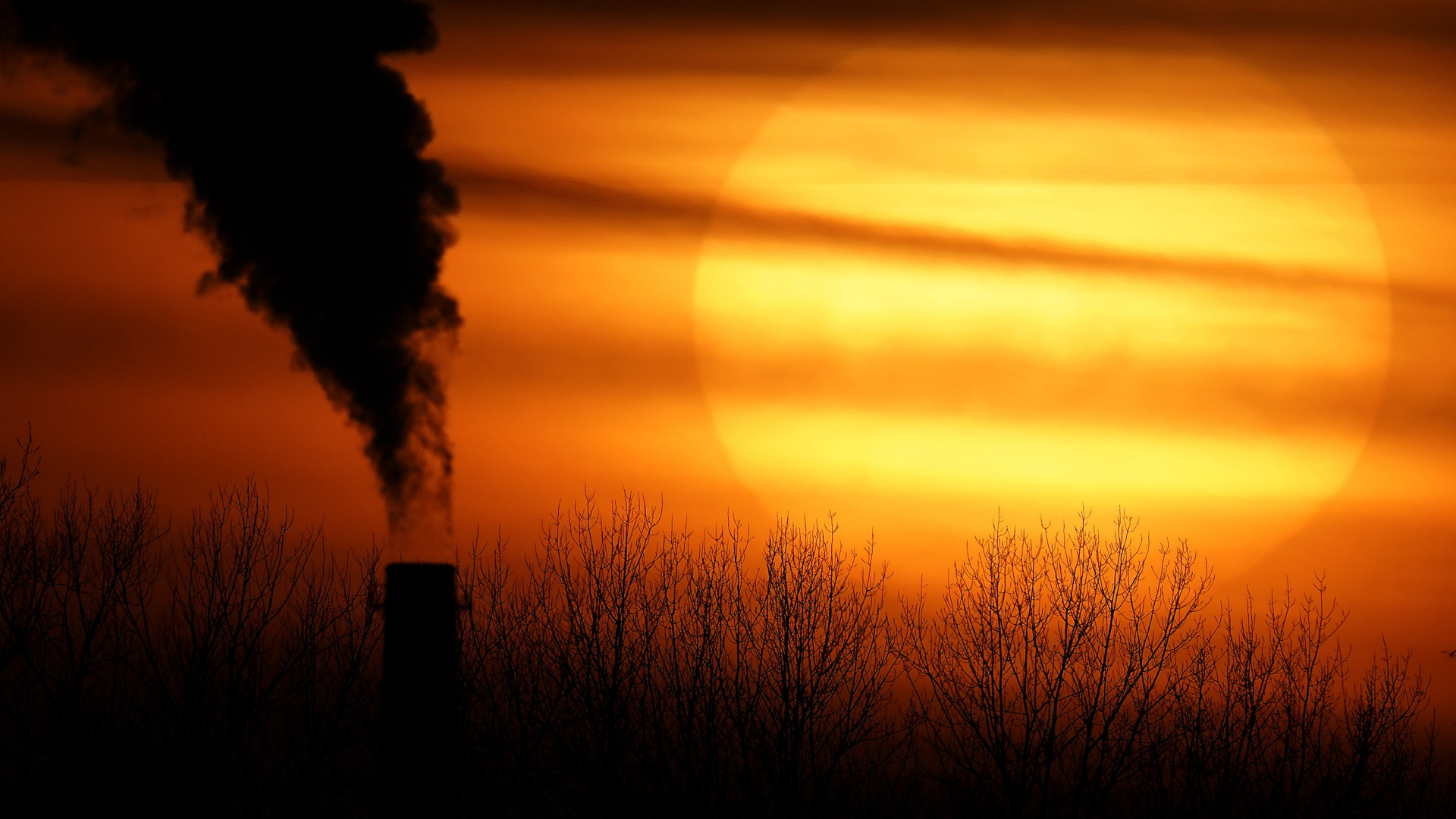 Die Silouette eines Kohlekraftwerks im US-Bundesstaat Missouri bei Sonnenuntergang (Archivbild). | AP