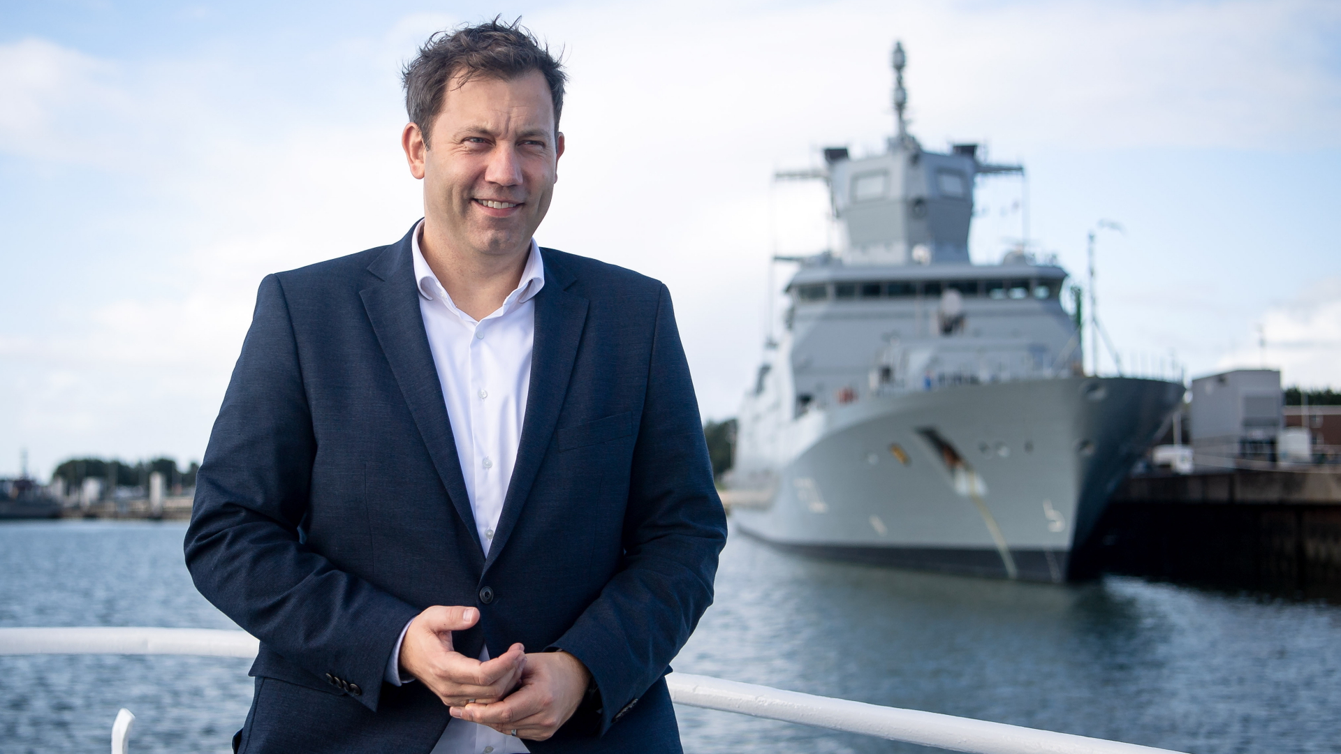 SPD-Chef Lars Klingbeil steht vor einem Schiff im Hafen des Marinestützpunkts Wilhelmshaven | dpa