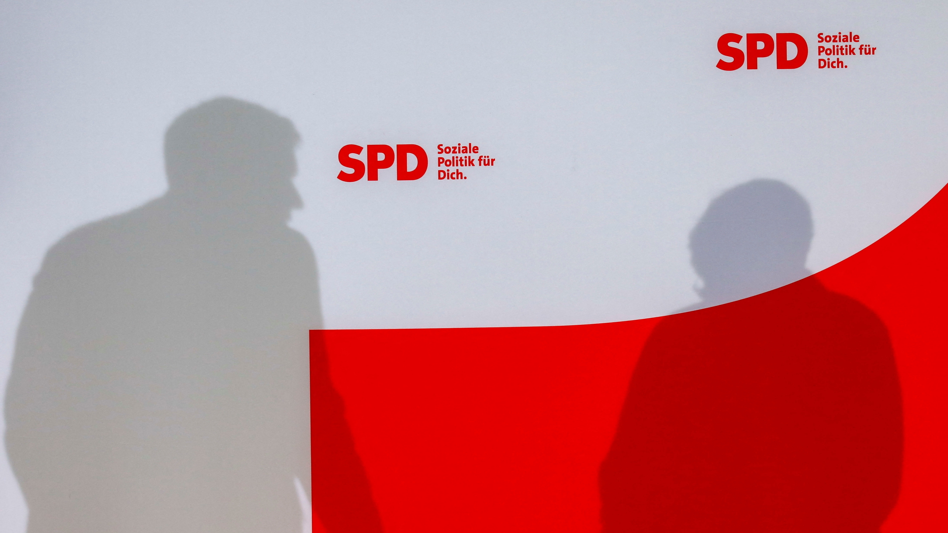 Die Schatten von Lars Klingbeil und Saskia Esken. | REUTERS