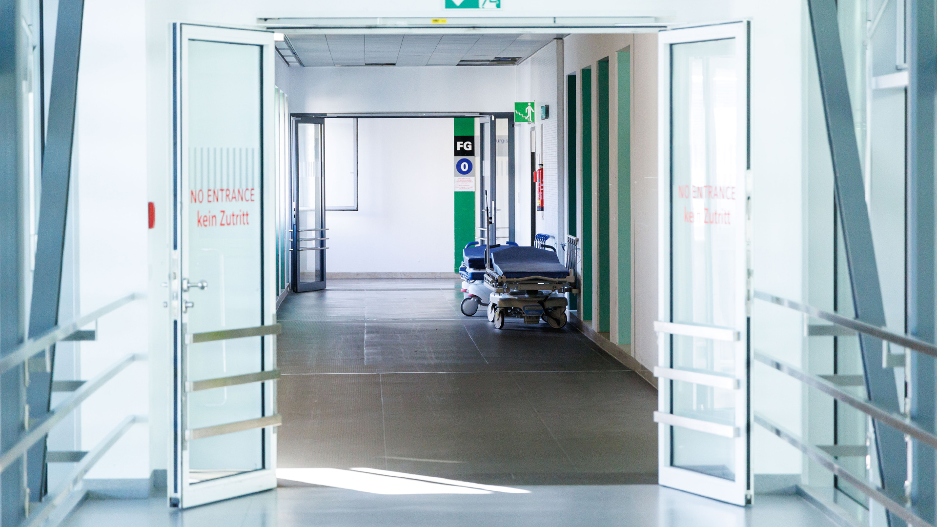 Krankenbetten stehen in einem Gang im Klinikum Großhadern in München.