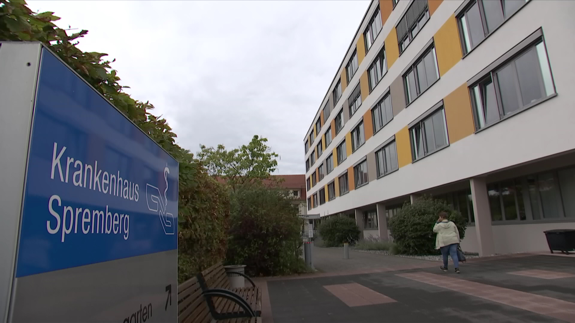 Eine Frau läuft am Krankenhaus Spremberg vorbei. | rbb24