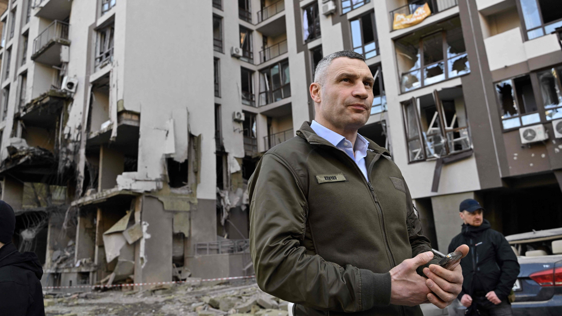 Kiews Bürgermeister Vitali Klitschko steht vor einem durch einen russischen Angriff beschädigten Haus | AFP