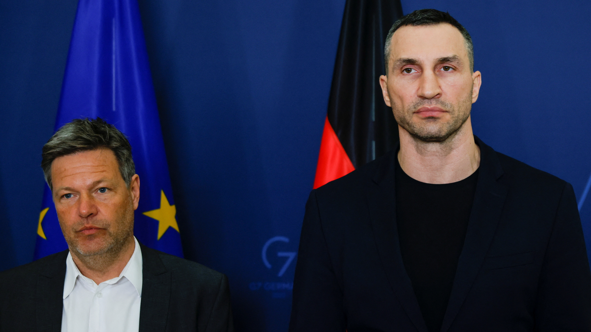 Wladimir Klitschko neben Robert Habeck  | REUTERS