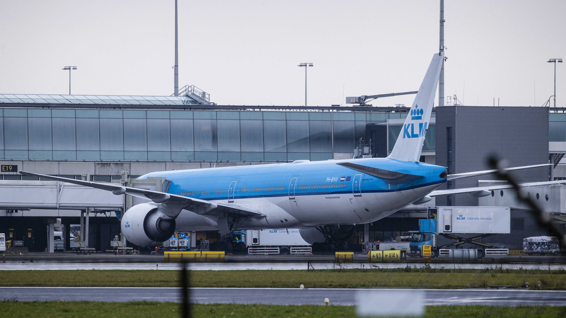 Ein KLM-Flugzeug nach der Landung aus Südafrika am Flughafen Schiphol. | EPA