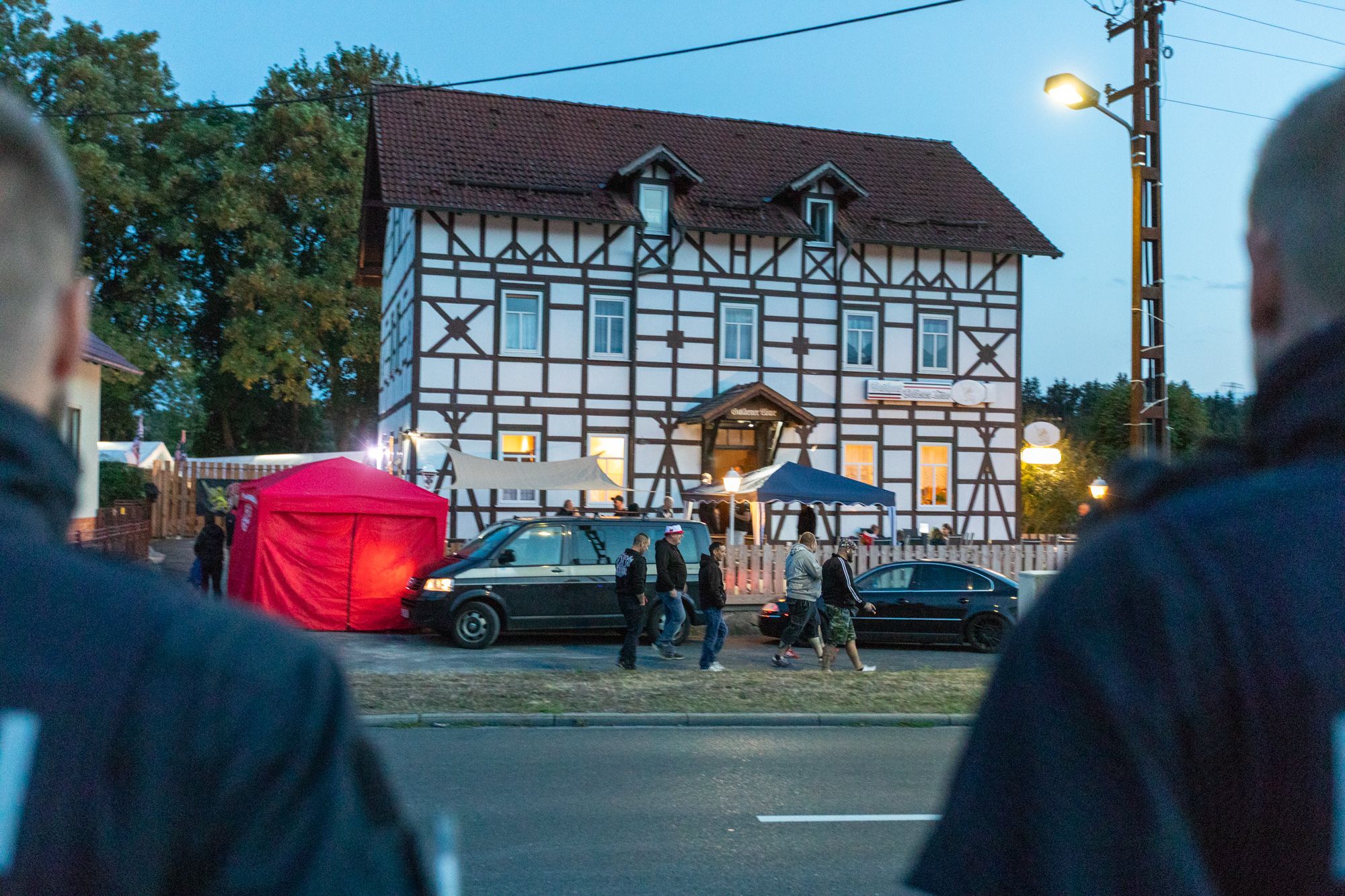 Polizei vor einem Gebäude in Kloster Veßra (Archivbild August 2018) | picture alliance/dpa