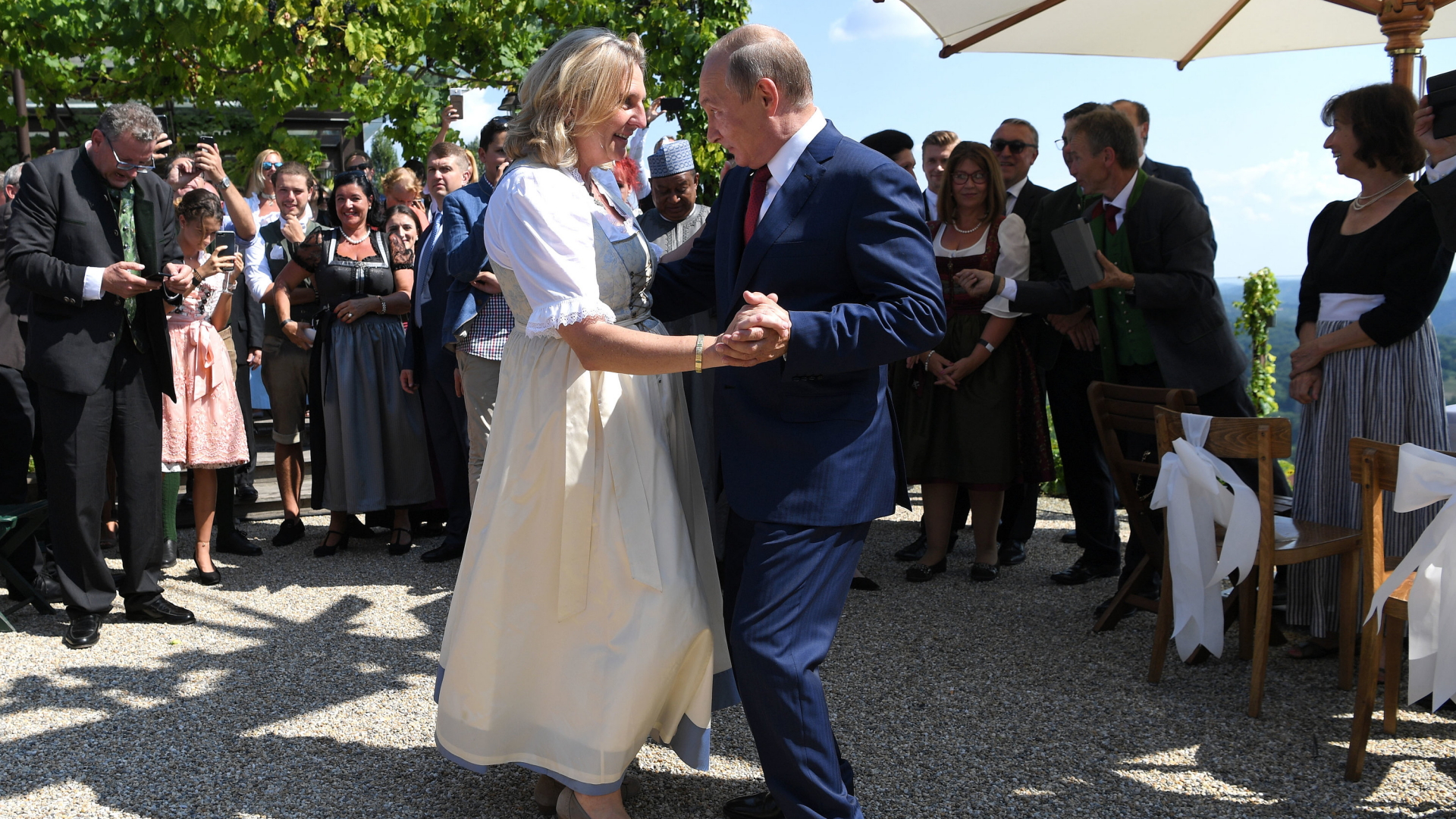Russlands Präsident Putin tanzt mit Österreichs Außenministerin Kneissl auf deren Hochzeit | dpa