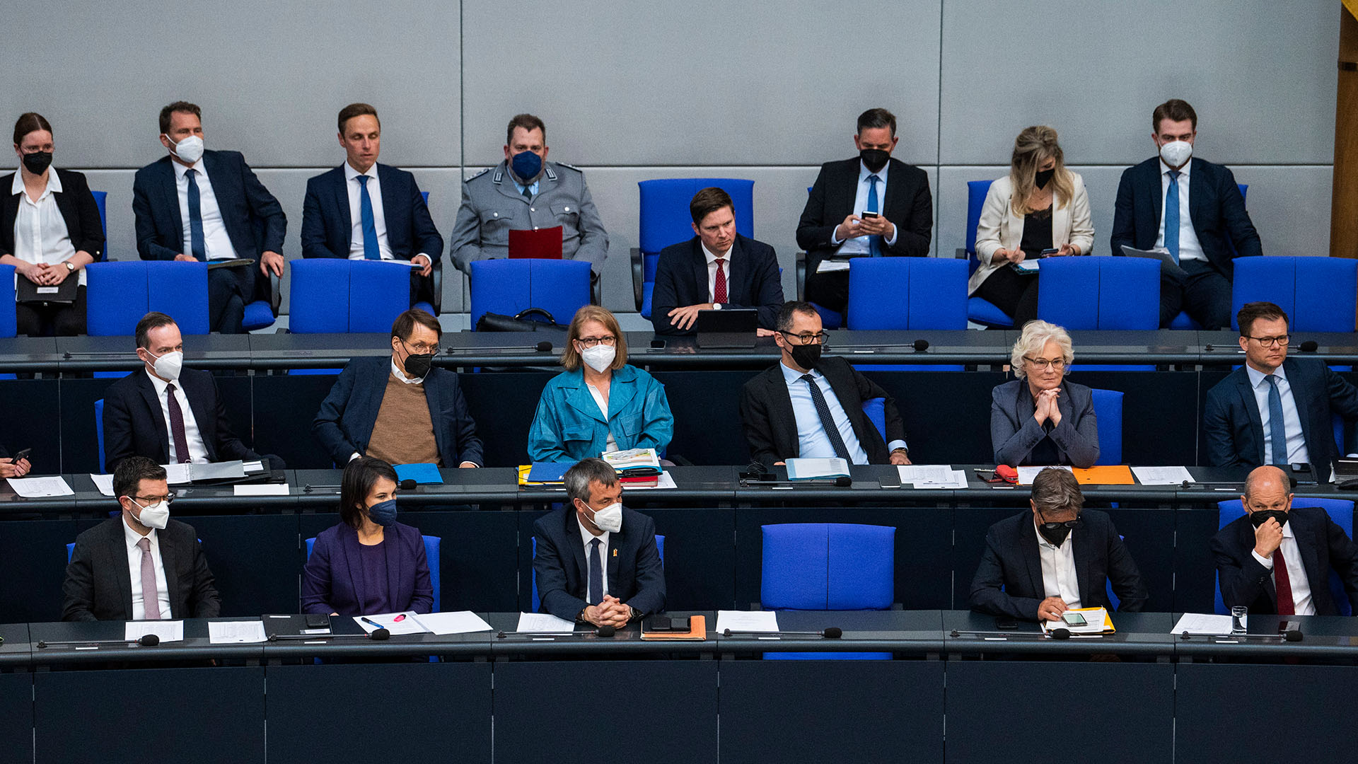 Bundesminister und Bundesministerinnen sitzen bei einer Sitzung des Bundestags auf der Regierungsbank. | dpa