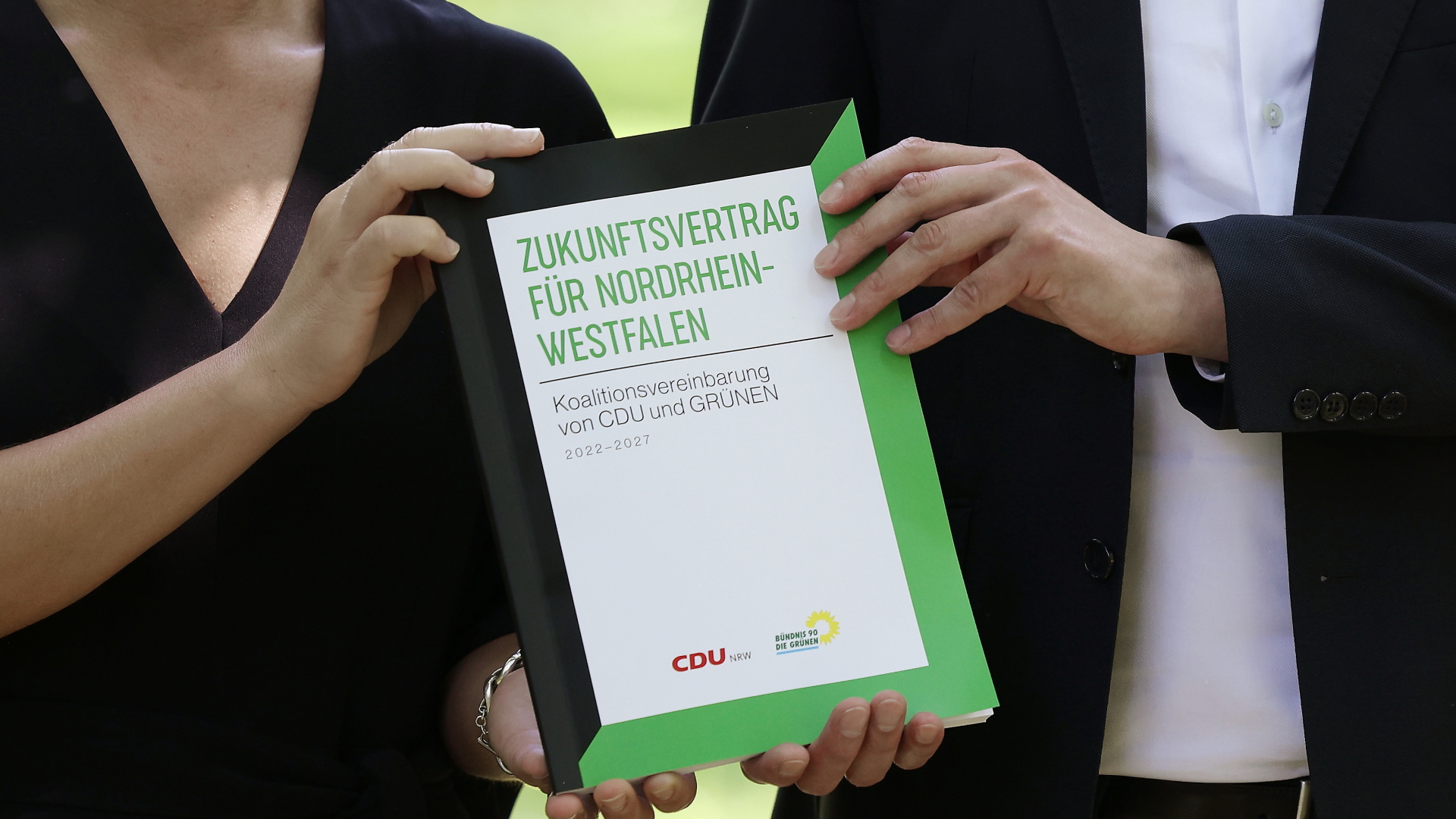 Der Koalitionsvertrag von Grünen und CDU in NRW | dpa