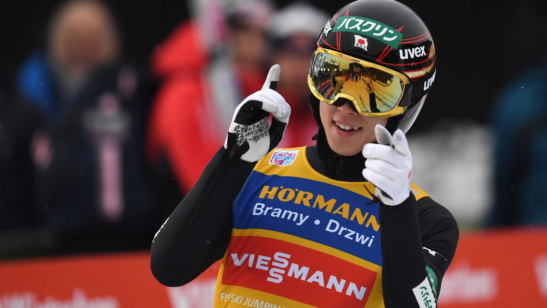 Japans Skispringer Ryoyu Kobayashi feiert den Sieg. | Bildquelle: AFP