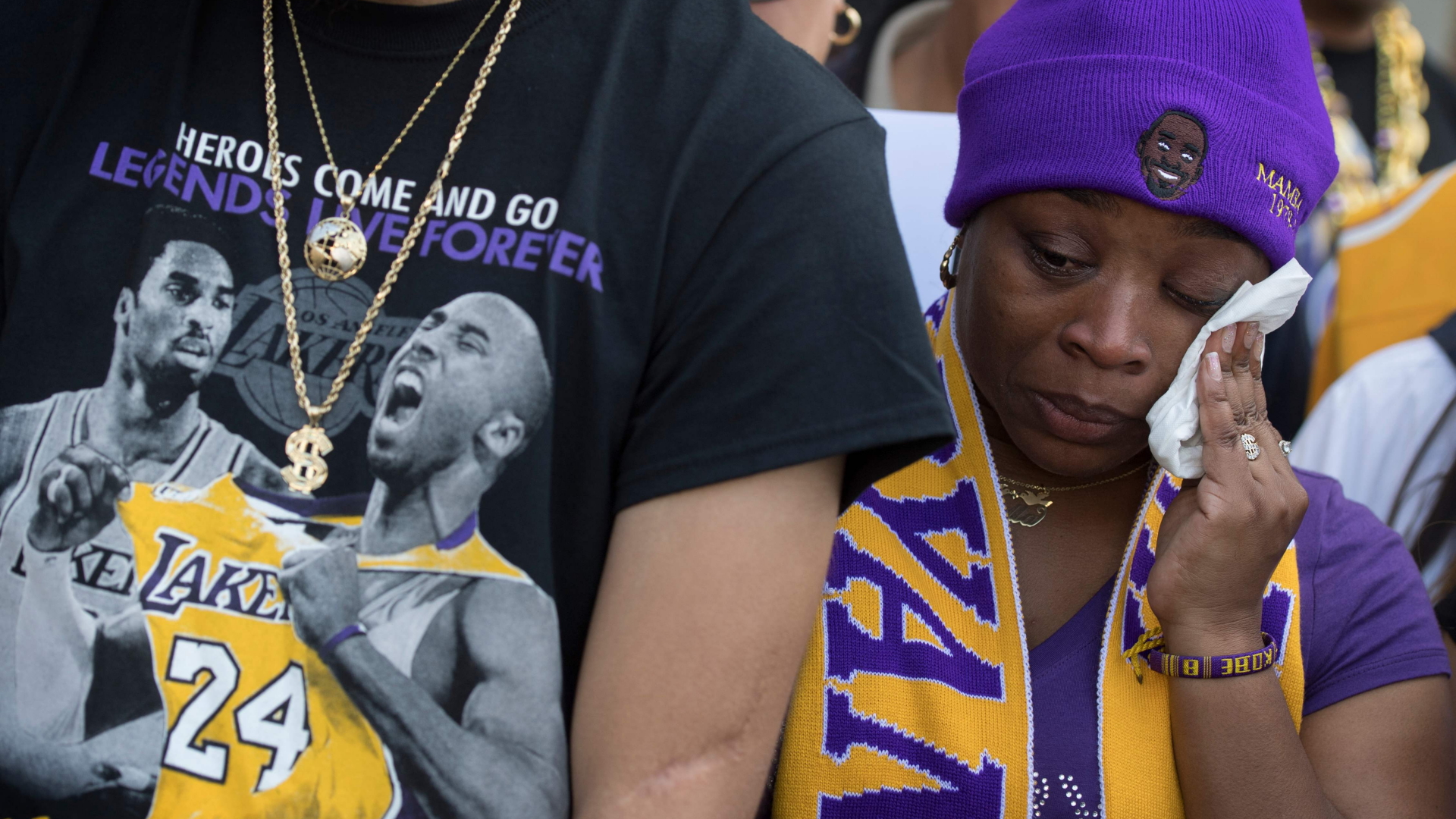 Eine Frau weint in Trauer um den verstorbenen Basketballstar Kobe Bryant. | AFP