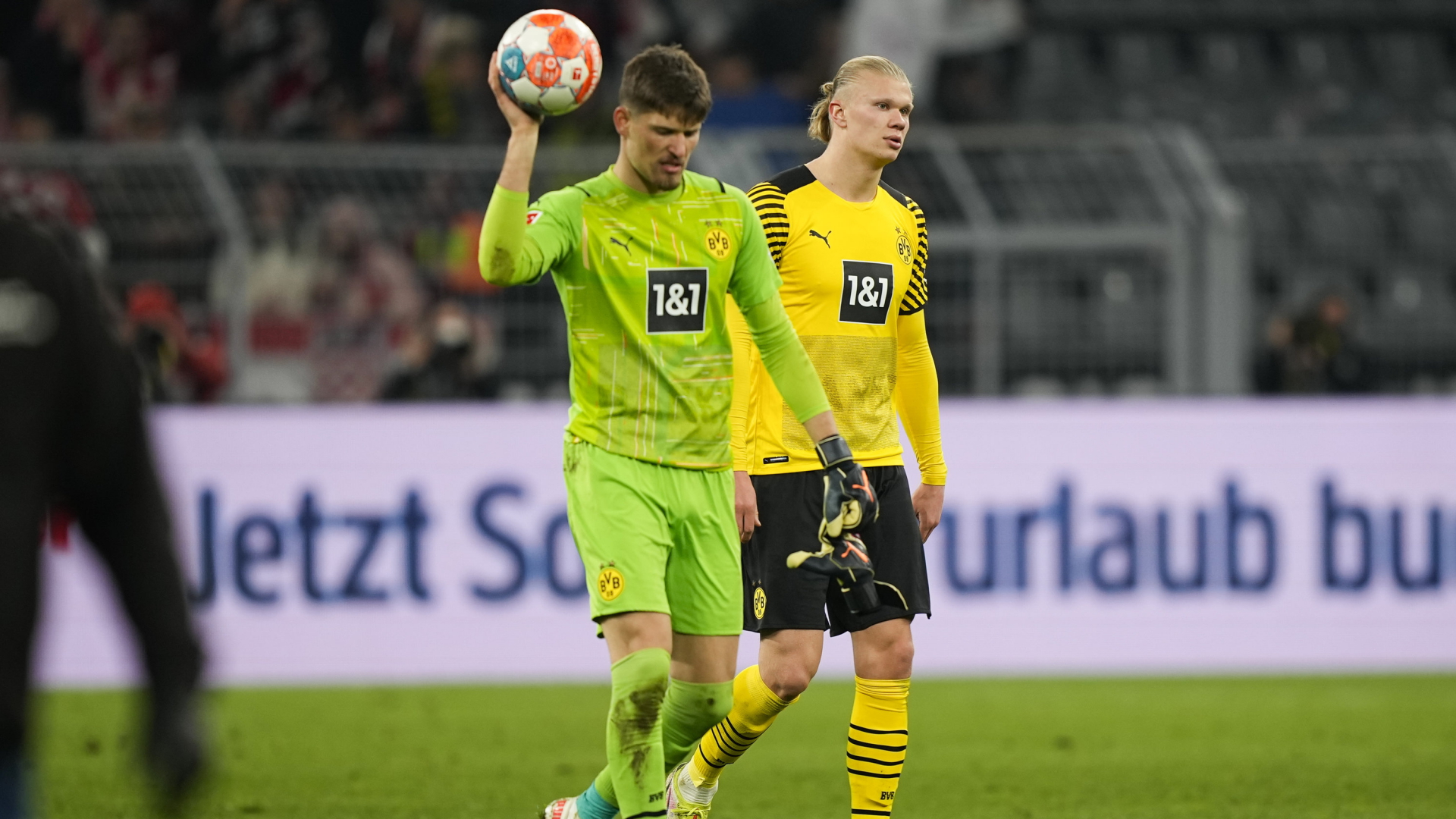 Der Dortmunder Torhüter Gregor Kobel (links) läuft neben Erling Haaland über den Rasen des Westfalenstadions. | AP