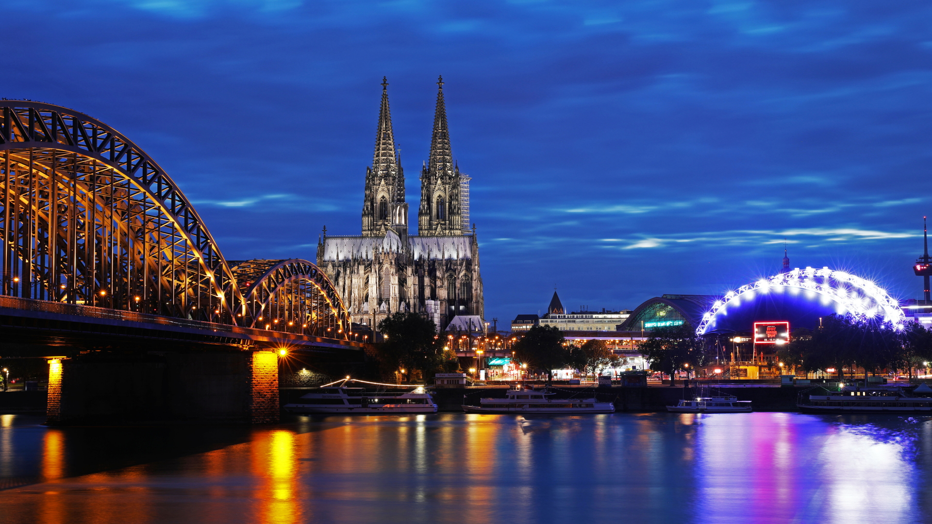 Blick auf den Kölner Dom und den Rhein | dpa