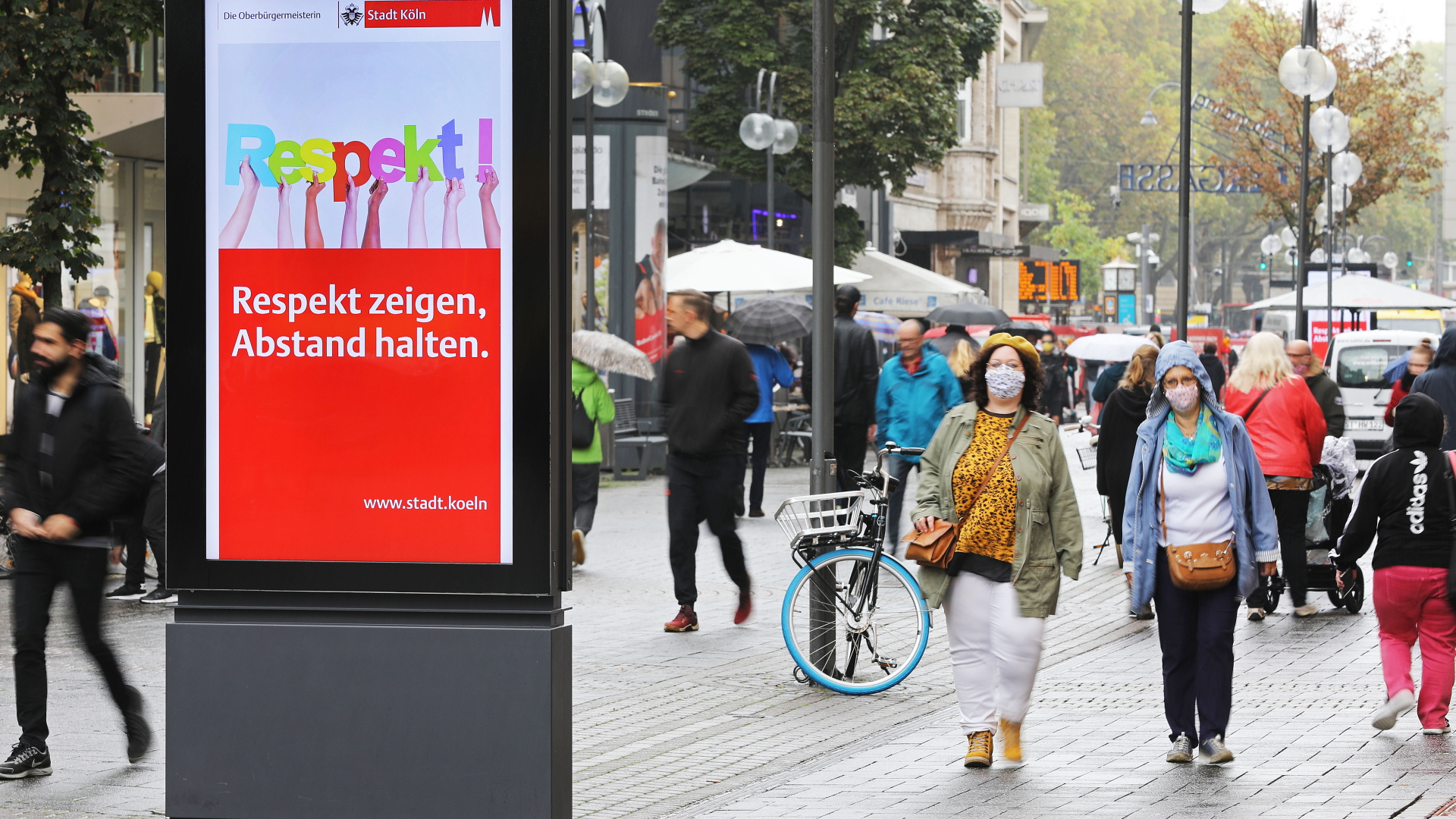 Auf einer Werbeanzeige der Stadt Köln wird für das Abstand halten im öffentlichen Raum geworben. 