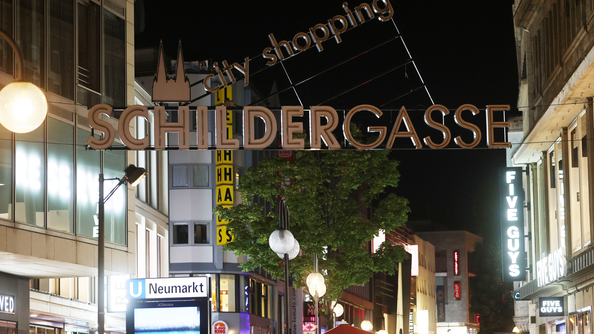 Die Leuchtreklame mit dem Schriftzug "City shopping Schildergasse" am Anfang der Fußgängerzone in Köln ist am Abend unbeleuchtet.   | dpa