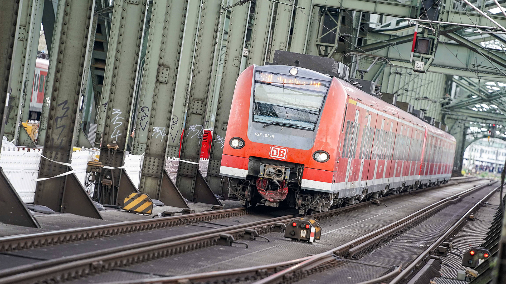 Ein Regional Express der Deutschen Bahn bei der Ãberfahrt über die Hohenzollernbrücke Köln | imago images / Benjamin Horn