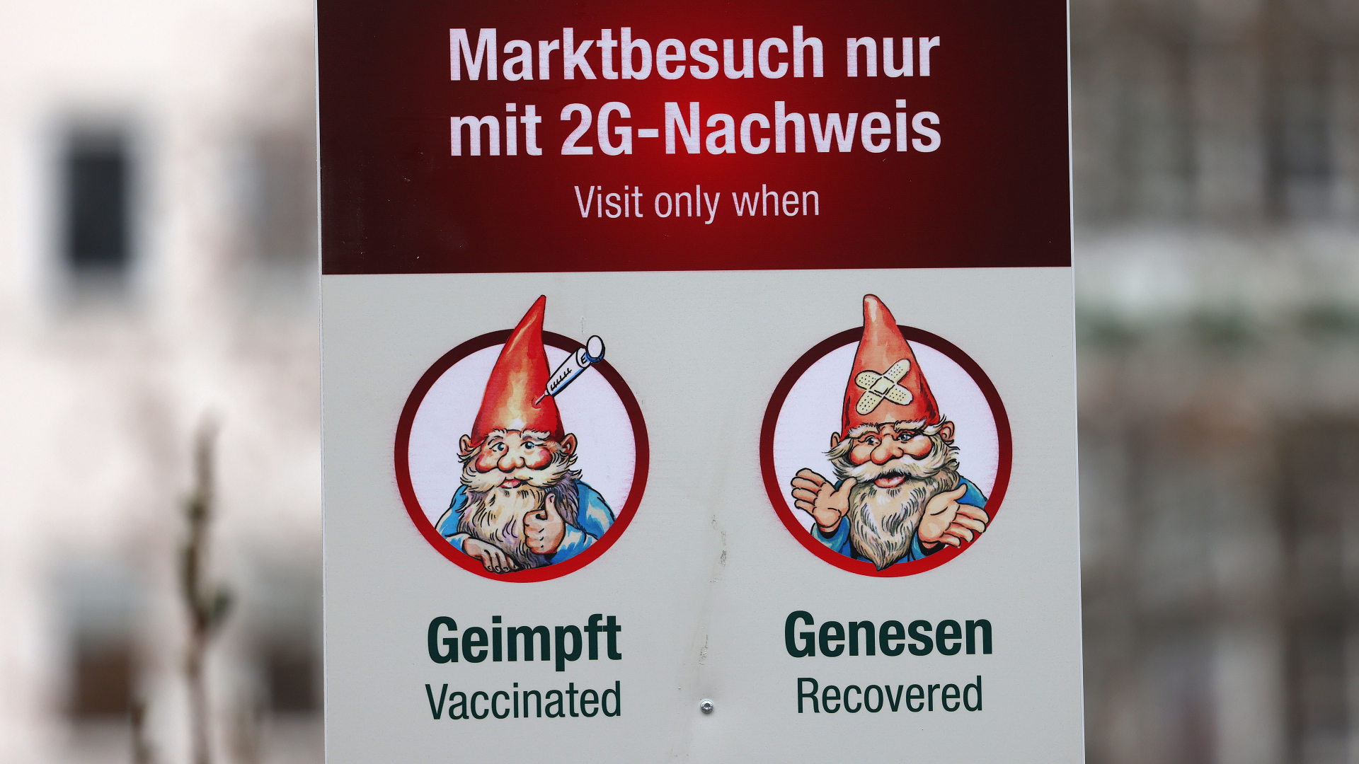 Ein Schild weißt auf die 2G-Regel auf einem Kölner Weihnachtsmarkt hin. | dpa
