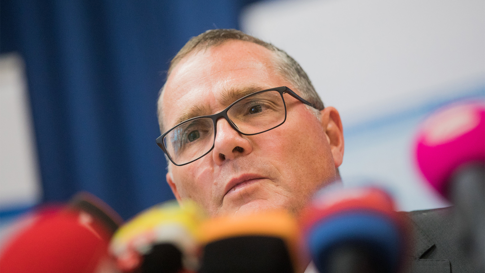 Klaus-Stephan Becker, Leiter Direktion Kriminalität, spricht auf einer Pressekonferenz. | dpa