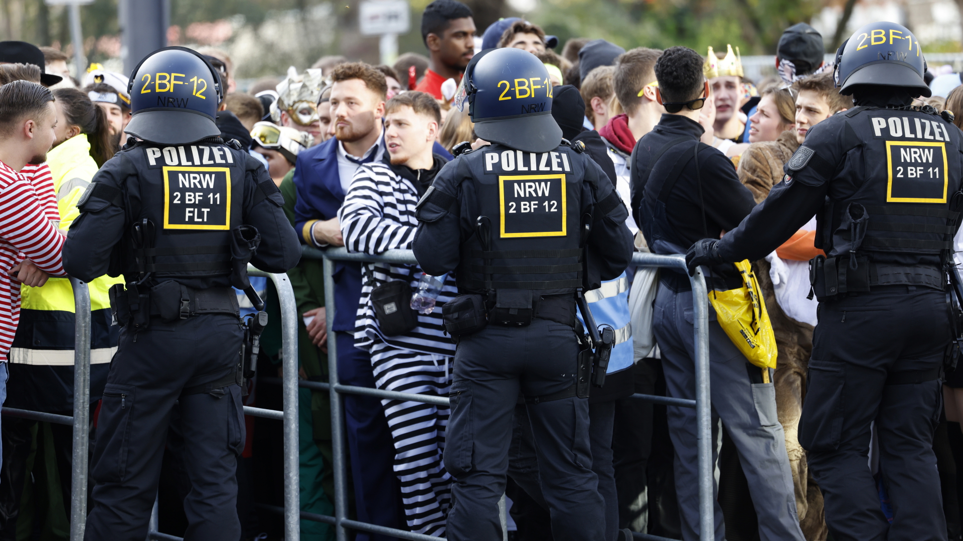 Polzeiabsperrung in Köln zum Karnevalsauftakt | dpa