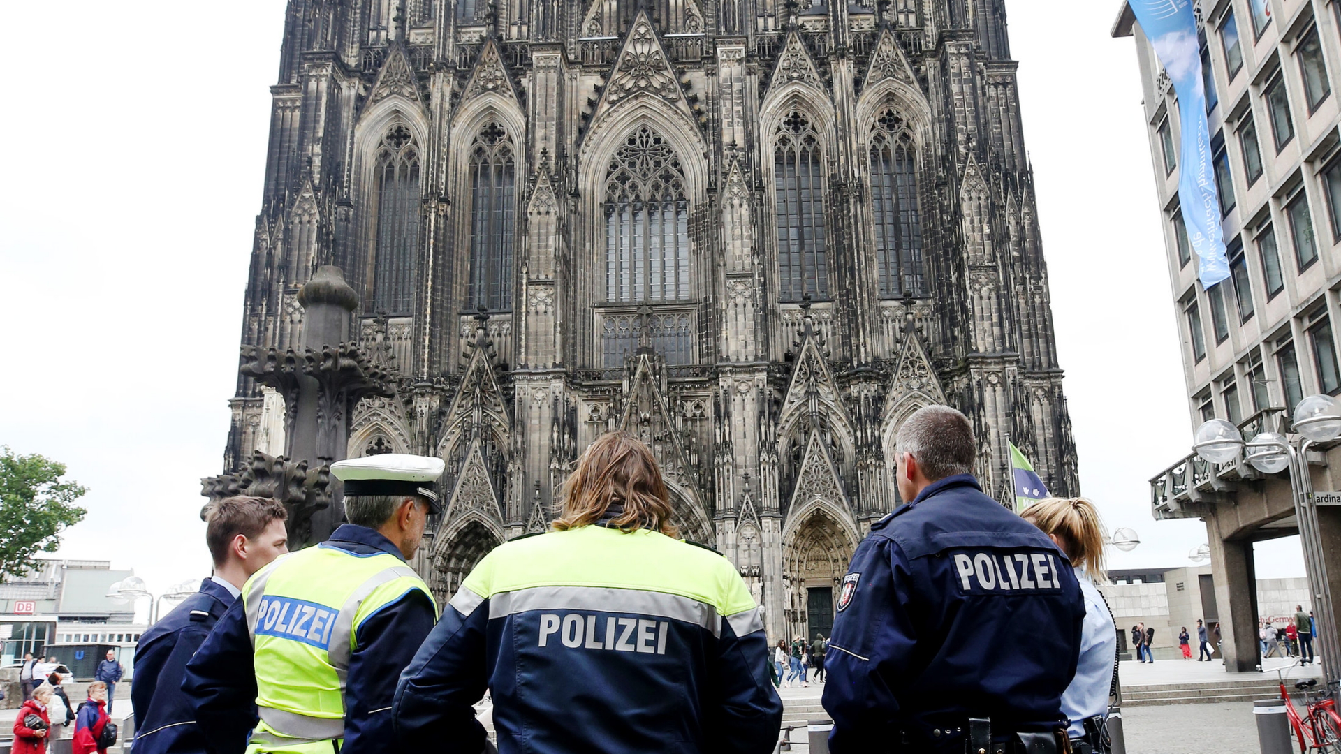Polizisten stehen vor dem evakuierten Kölner Dom.  | dpa