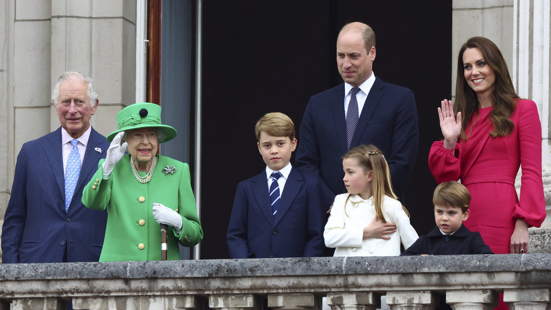 Die britische Königsfamilie mit Kronprinz Charles, Queen Elizabeth,  | AP