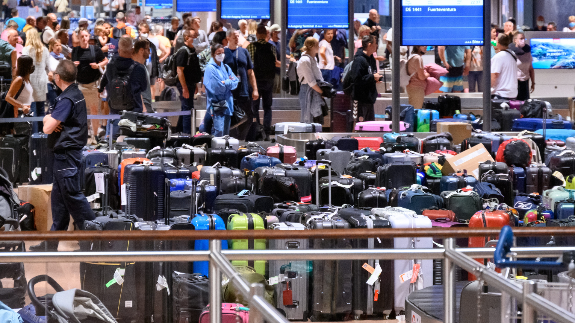 Koffer stauen sich am Hamburger Flughafen  | Bildquelle: dpa
