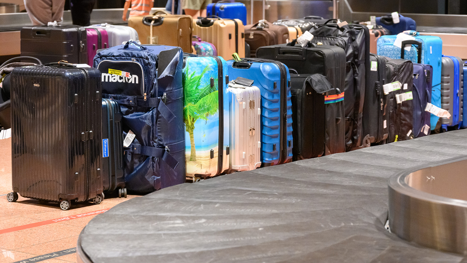 Koffer stehen neben Gepäckbändern. | dpa