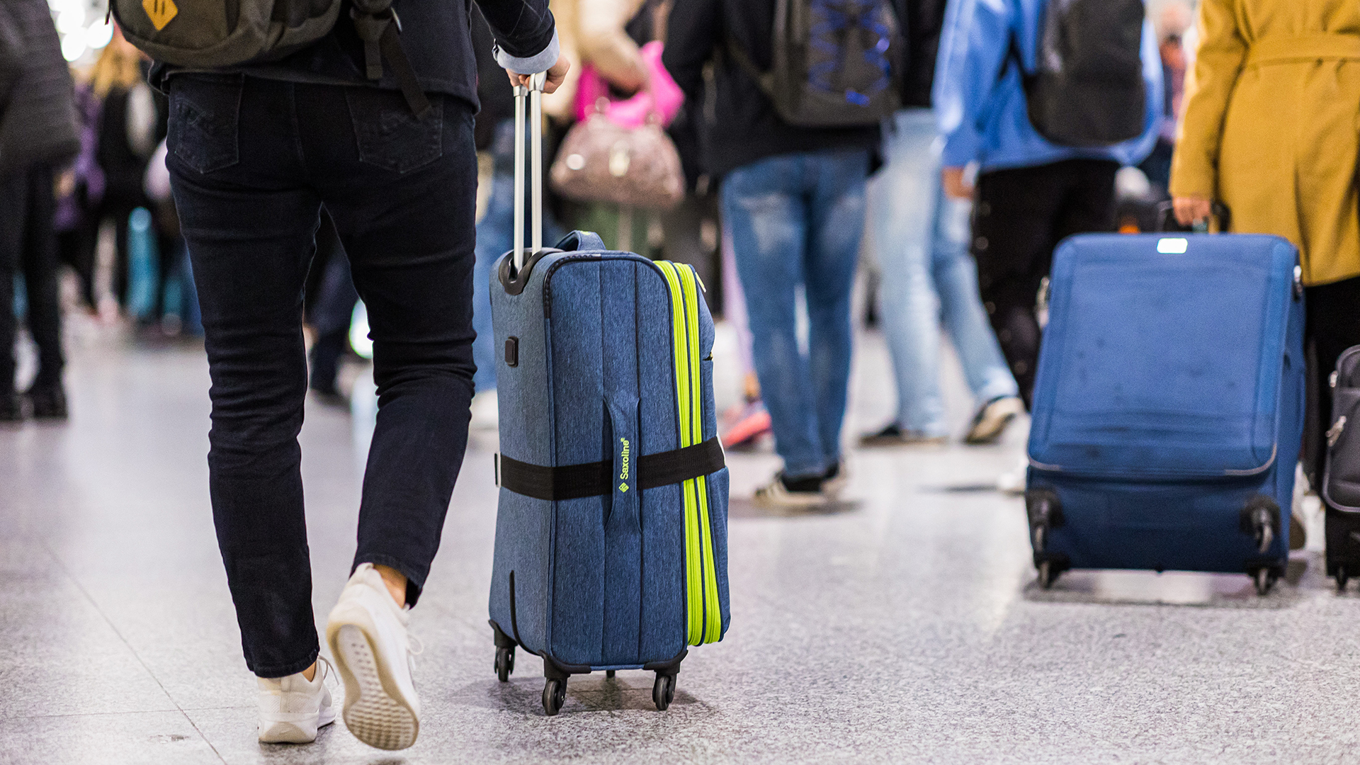 Reisende mit Gepäck stehen im Terminal C vom Flughafen Hannover-Langenhagen. | dpa