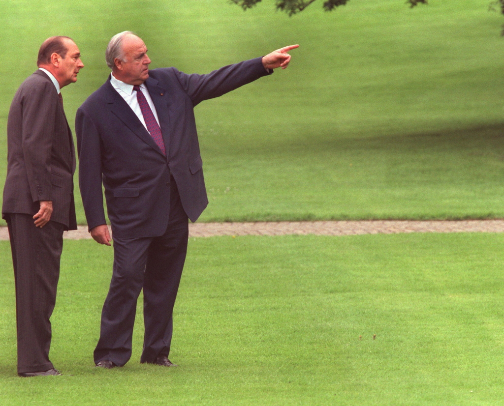 Helmut Kohl und der französische Staatspräsident Jacques Chirac 1996 im Garten des Bonner Kanzleramts | dpa