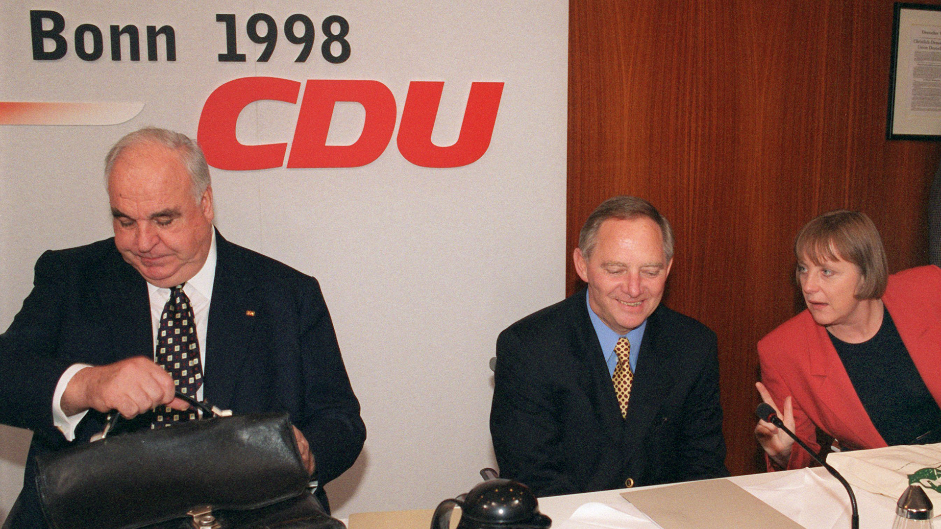 Helmut Kohl gibt 1998 Parteivorsitz an Schäuble  | picture alliance / Martin Athens