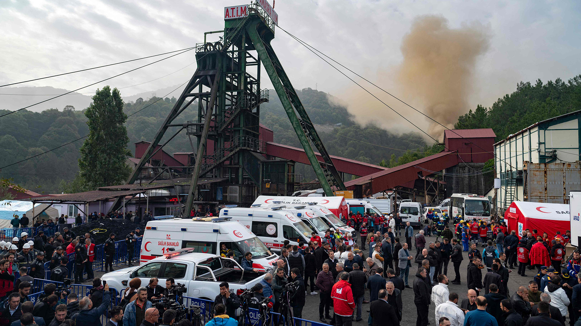 Menschen versammeln sich nach einer Explosion vor dem Kohlebergwerk. | AFP