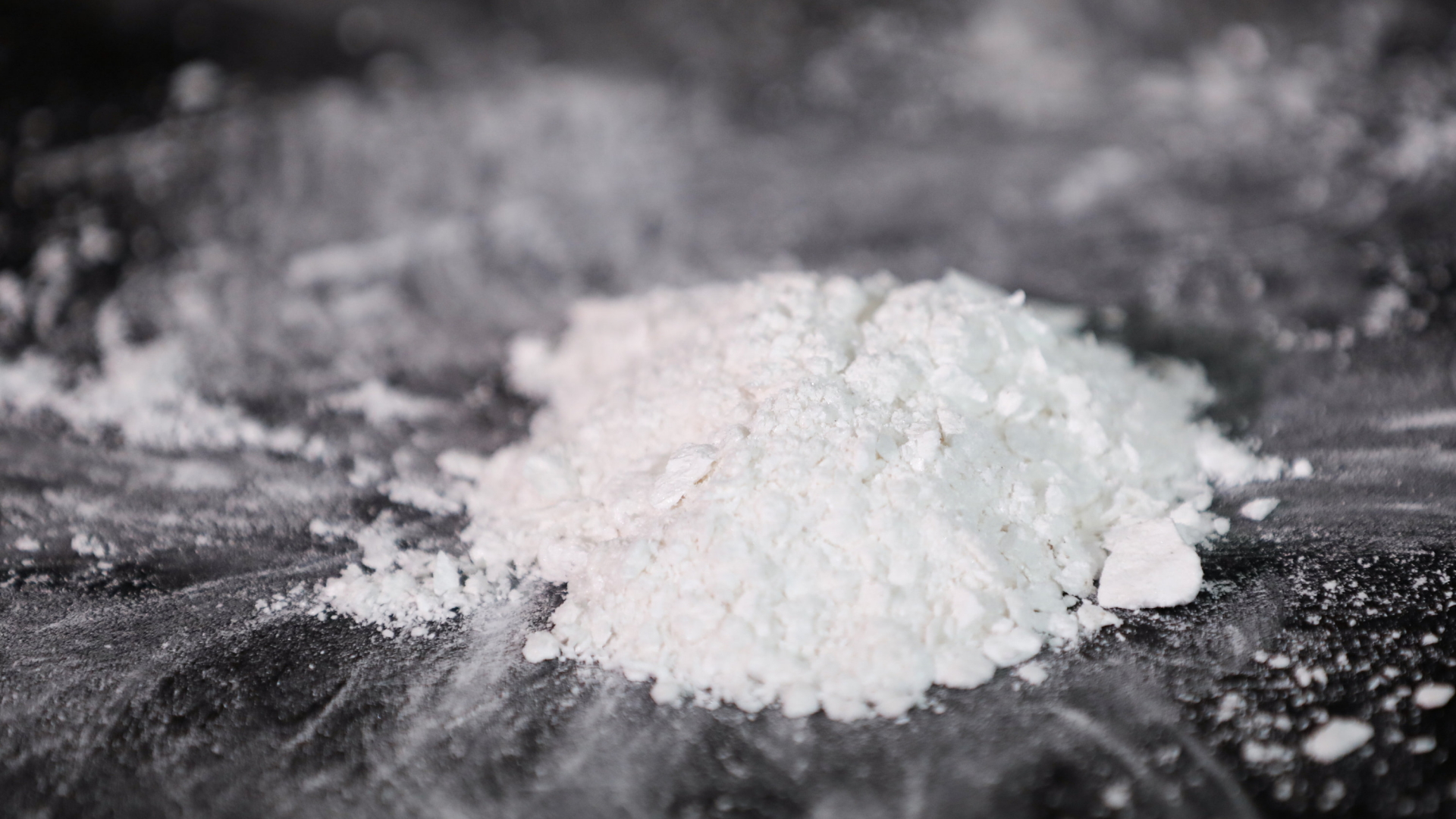 Zollbeamte breiten sichergestelltes Kokain auf einem Tisch aus. | dpa