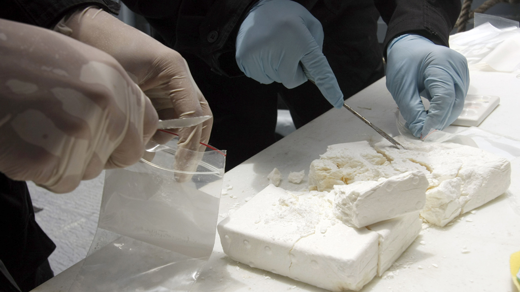 Fahnder untersuchen einen Kokainfund