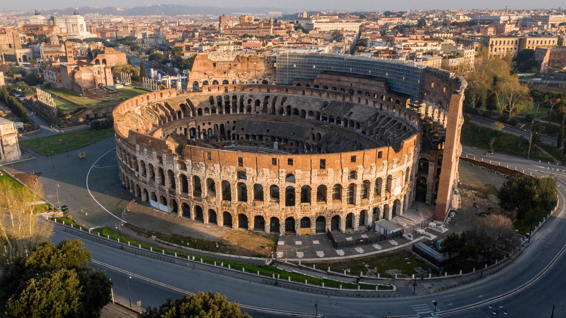 Luftaufnahme des Kolosseums in Rom mit verwaisten Straßen ringsum | AFP