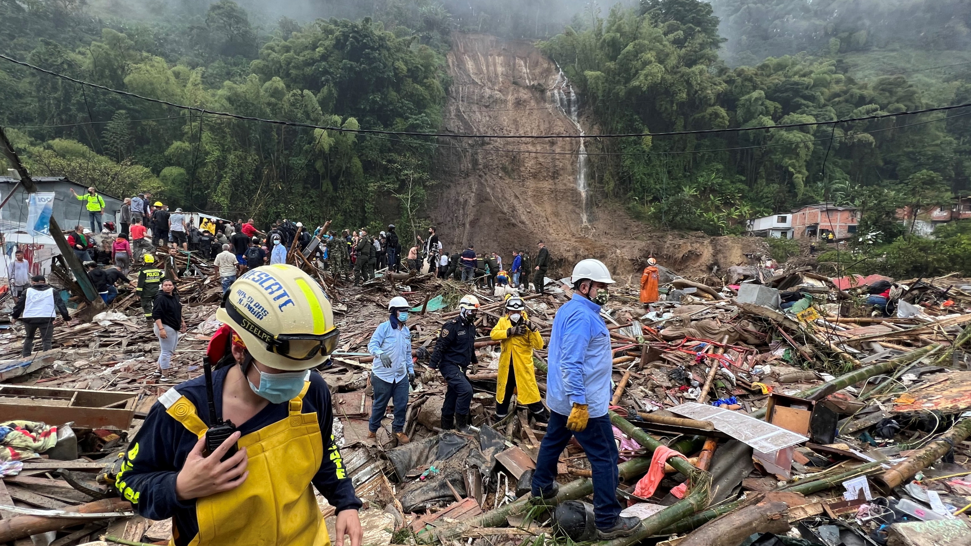 Menschen suchen nach einem Erdrutsch im kolumbianischen Pereira in den Trümmrn nach Überlebenden. | EPA