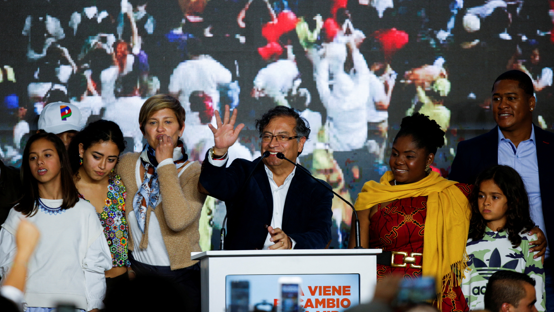 Der kolumbianische linke Präsidentschaftskandidat Gustavo Petro von der Koalition „Historischer Pakt“ jubelt, nachdem er in der ersten Runde der Präsidentschaftswahlen in Bogota, Kolumbien, gewonnen hat | REUTERS