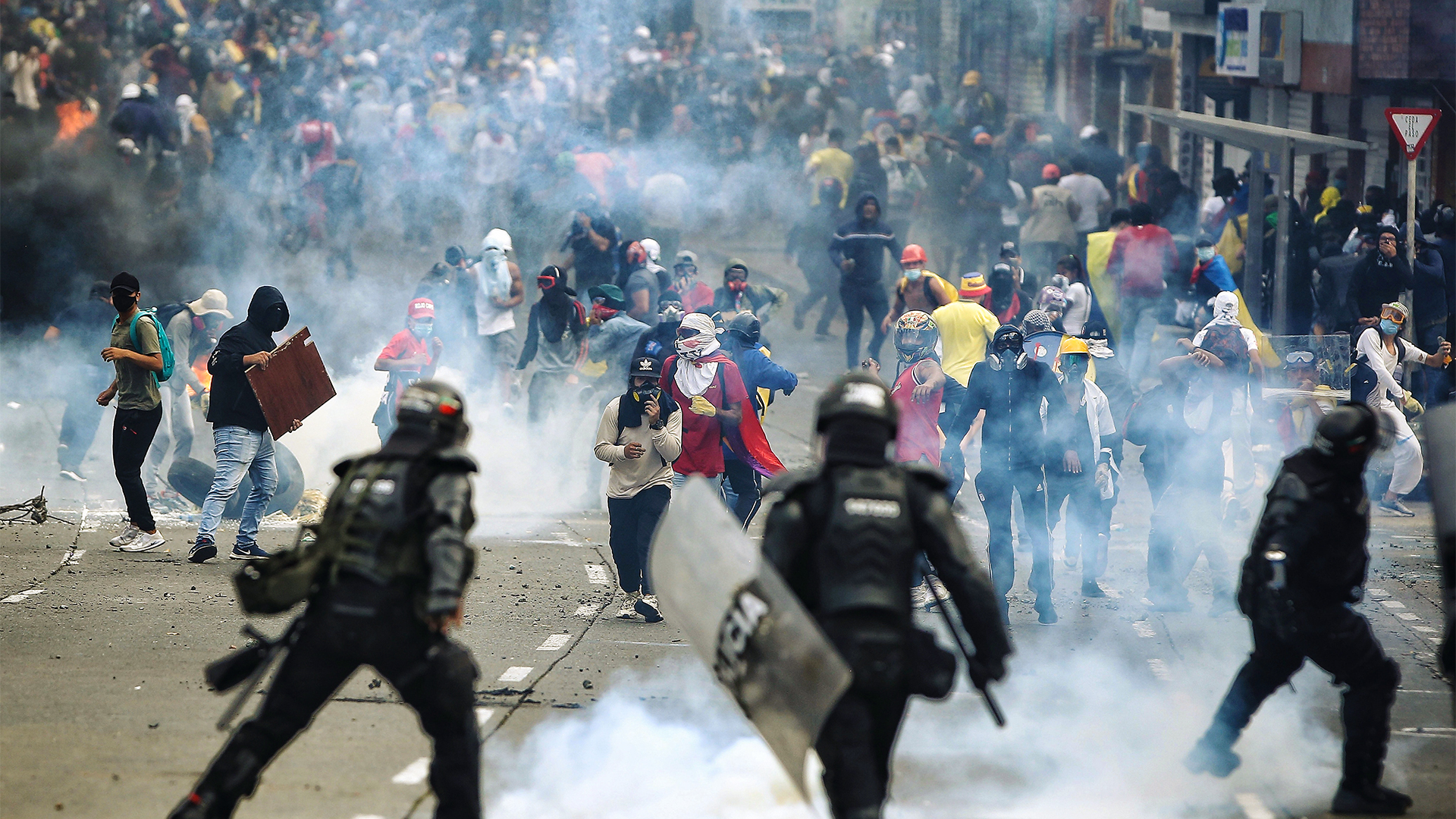 In der kolumbianischen Stadt Cali kollidieren Demonstranten mit Mitgliedern des Mobile Anti-Riot Squad (ESMAD) der kolumbianischen Polizei. | EPA