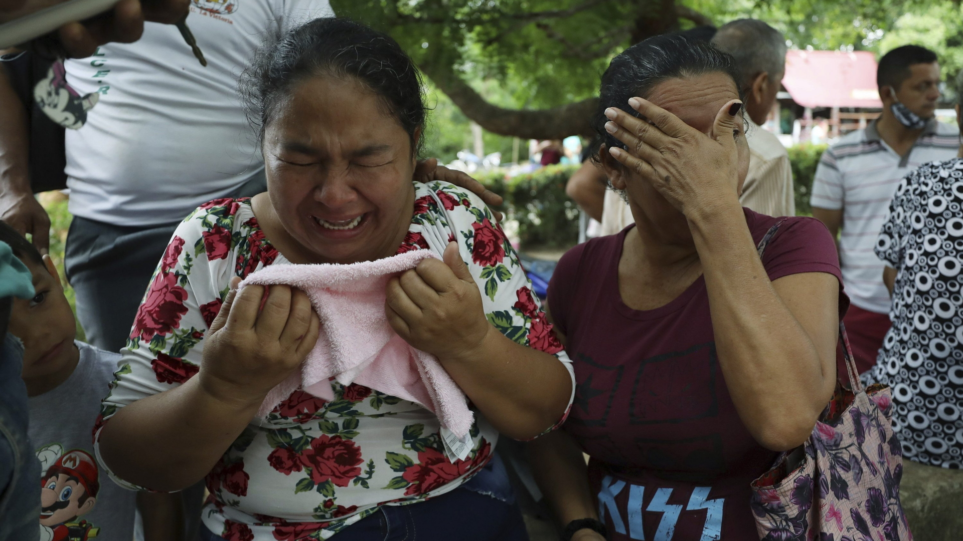 Zwei Frauen berichten voller Trauer von ihren getöteten Verwandten. | AP