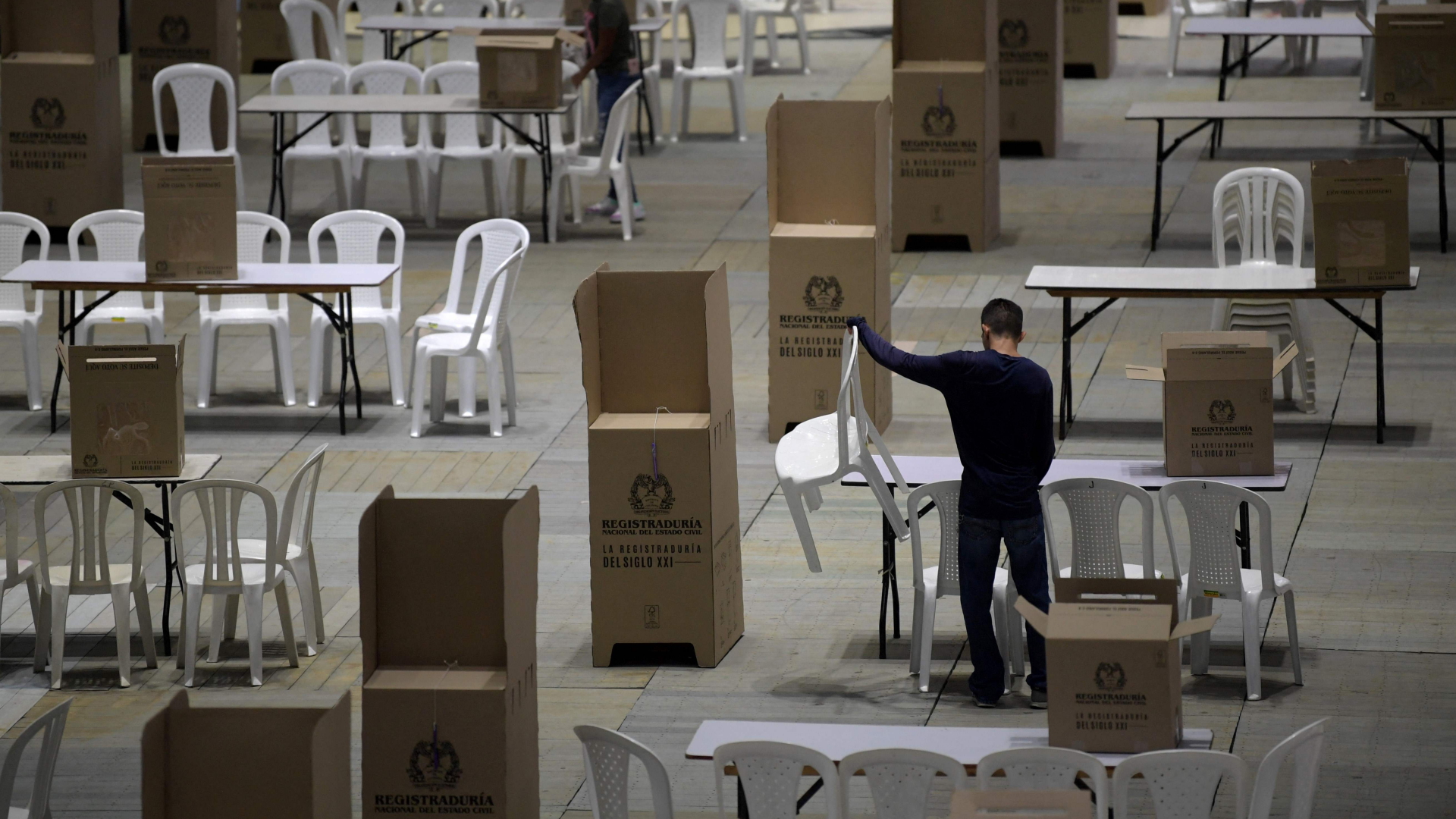 Ein Wahllokal im kolumbianischen Cali wird für die anstehende Präsidentschaftswahl vorbereitet. | AFP