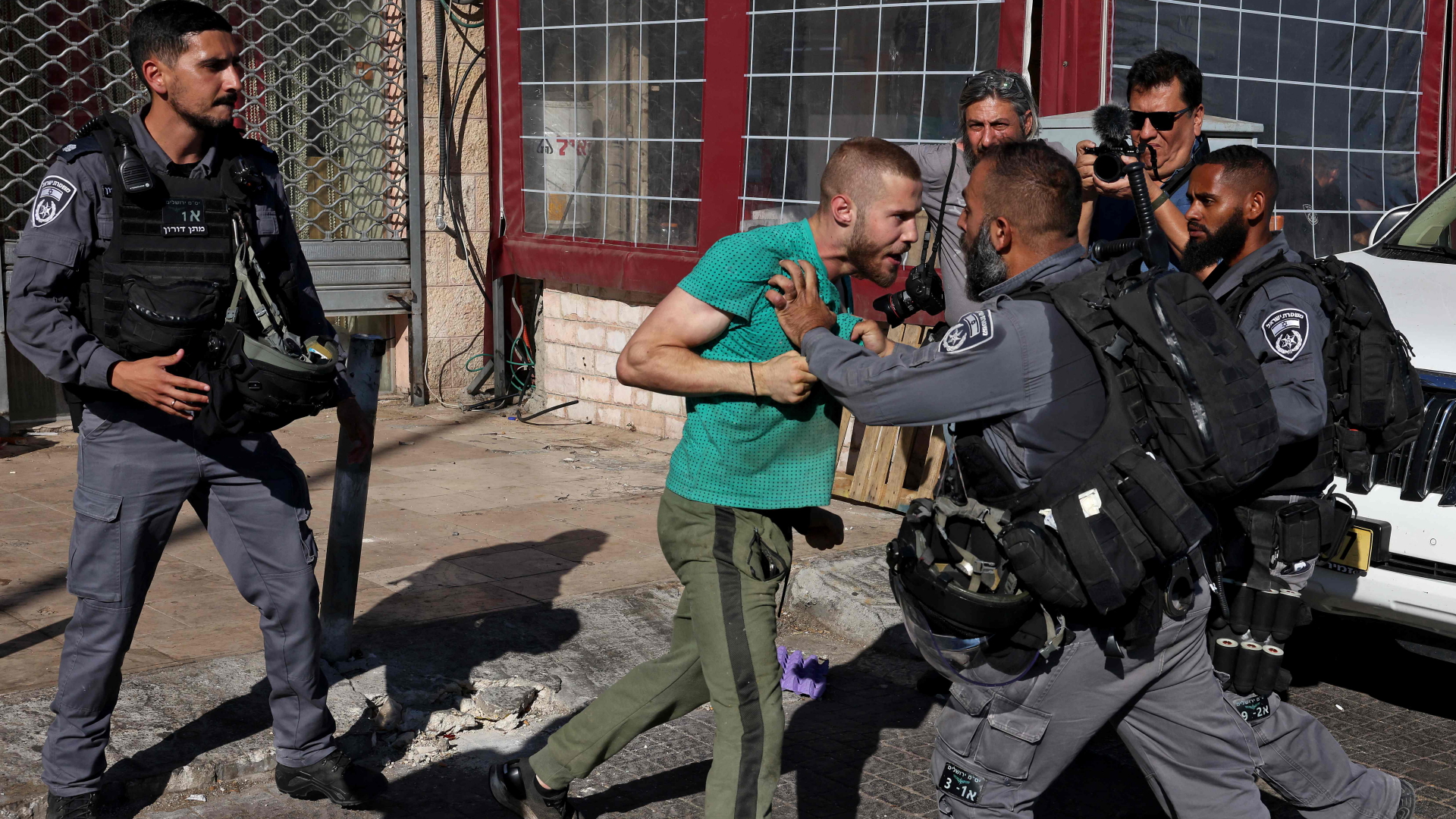 Ein junger Mann und mehrere israelische Polizisten bei einer Konfrontation in der Altstadt von Jerusalem | AFP